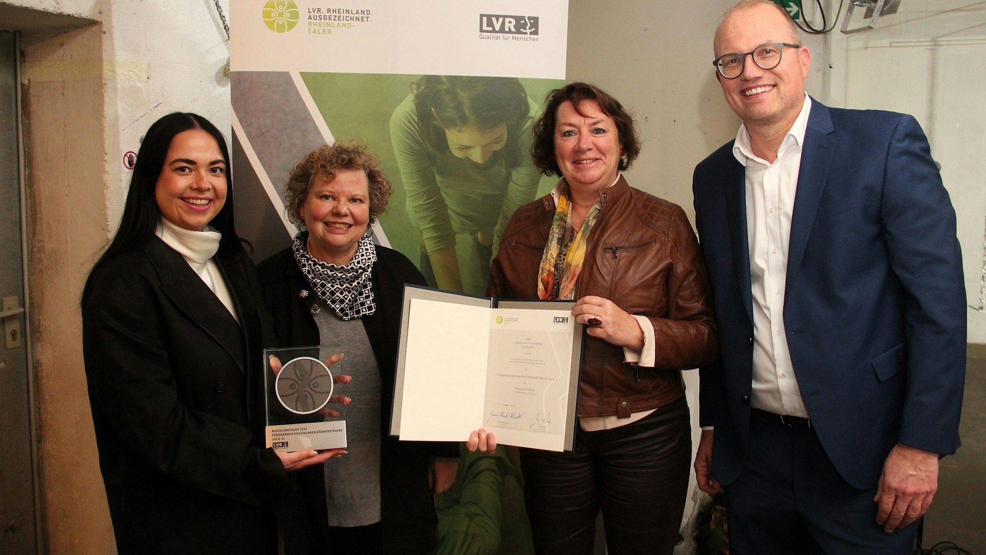 v.l.: Bürgermeisterin Maria Helmis-Arend (SPD), Petra Bossinger vom Förderkreis, Anne Henk-Hollstein (Landschaftsversammlung Rheinland) und SPD-Landtagsabgeordneter Jochen Ott.