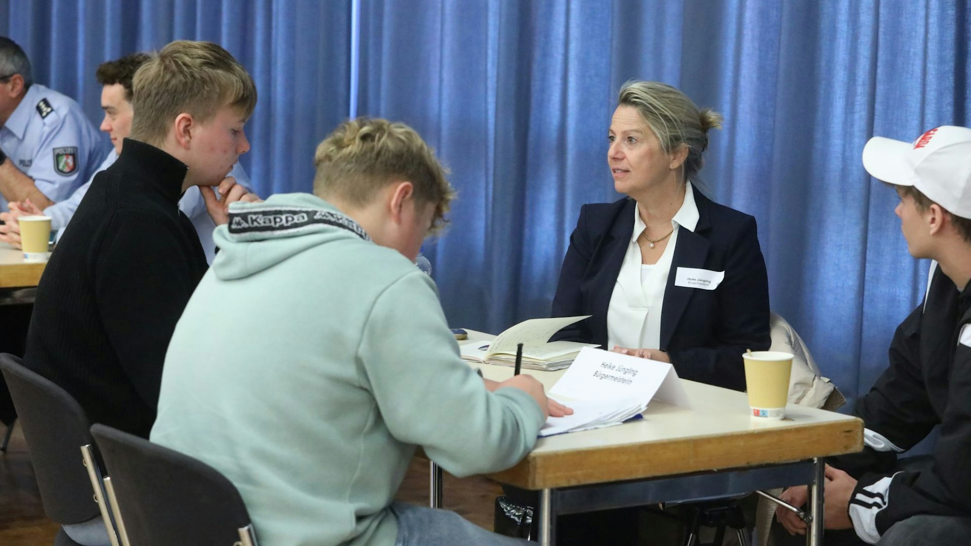 Bürgermeisterin Heike Jüngling im Gespräch mit drei Schülern