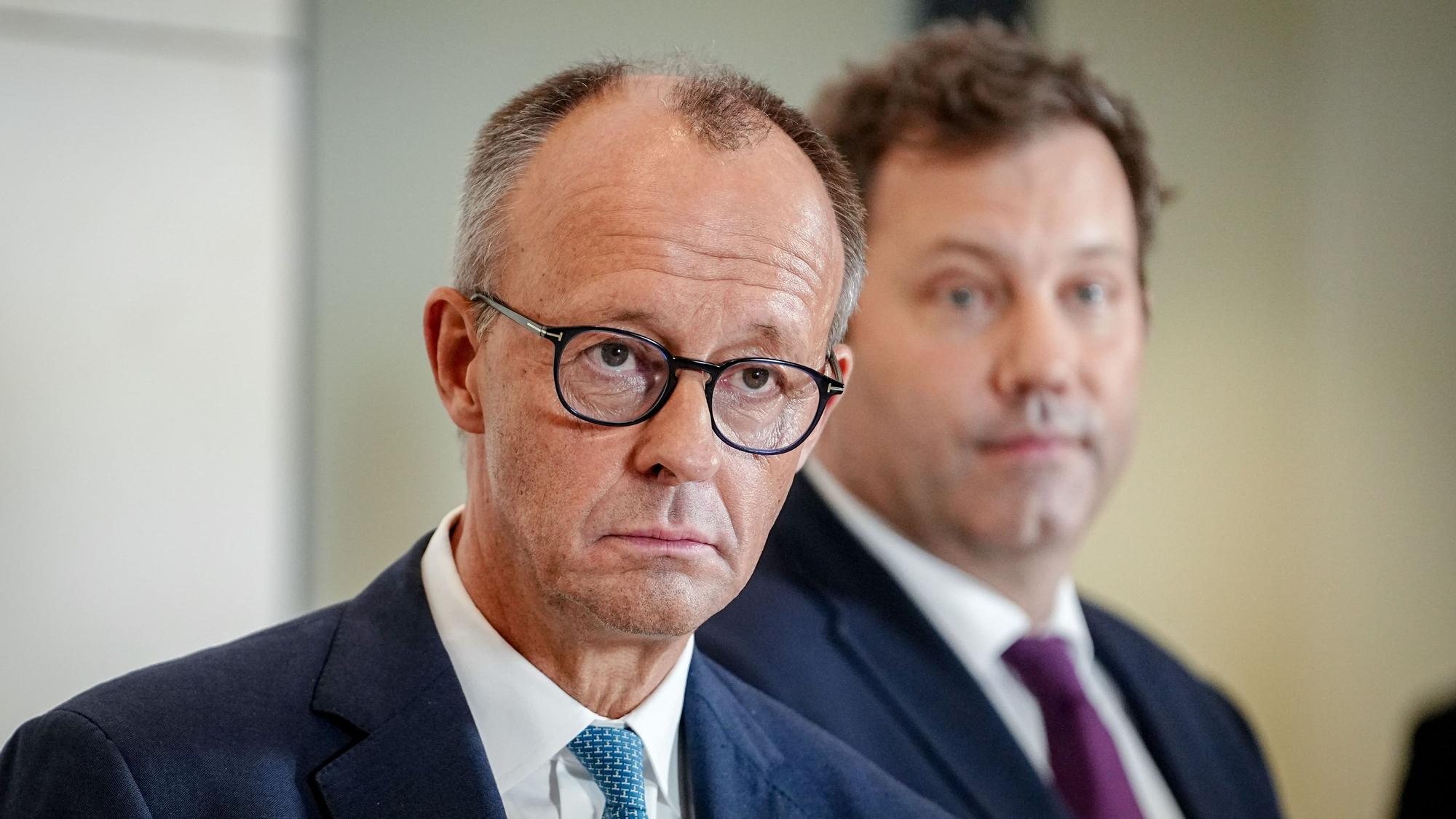 Bundeskanzler Friedrich Merz (l, CDU), und Lars Klingbeil (SPD), Bundesminister der Finanzen, Vizekanzler und SPD-Bundesvorsitzender, geben am Rande des Koalitionsausschusses eine Pressekonferenz.