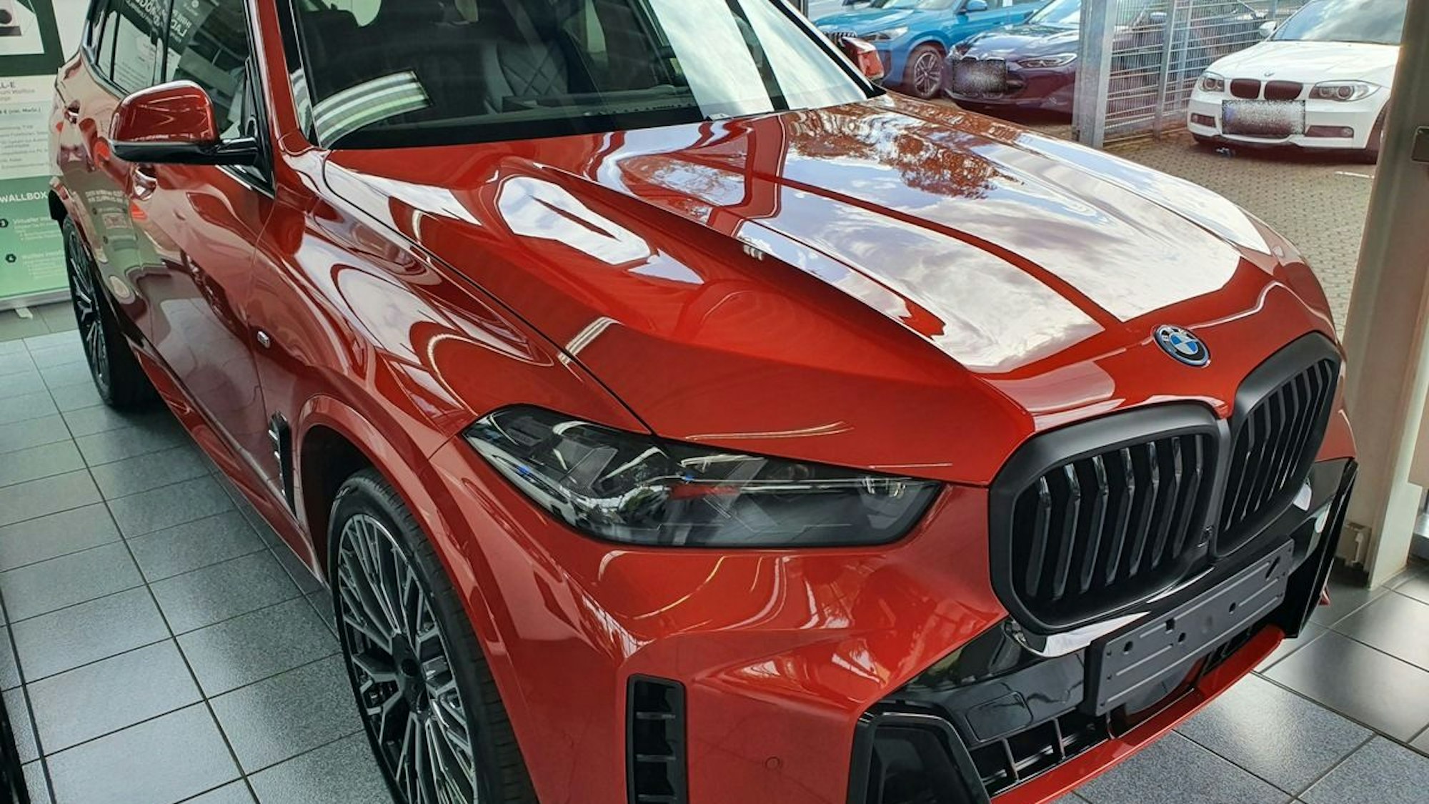 Der gestohlene rot-orangefarbene BMW X5.