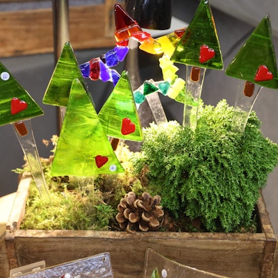 Adventsdeko auf einem Kunsthandwerkermarkt.