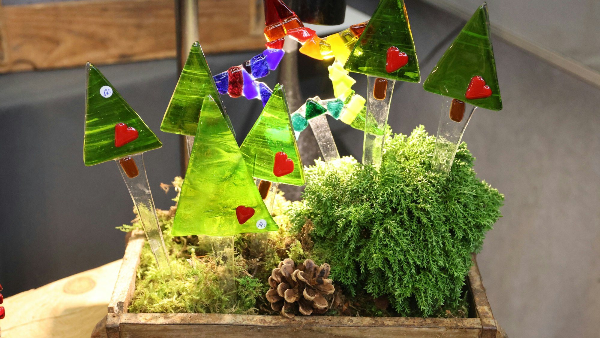 Adventsdeko auf einem Kunsthandwerkermarkt.