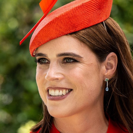 Prinzessin Eugenie lacht auf einem Event.