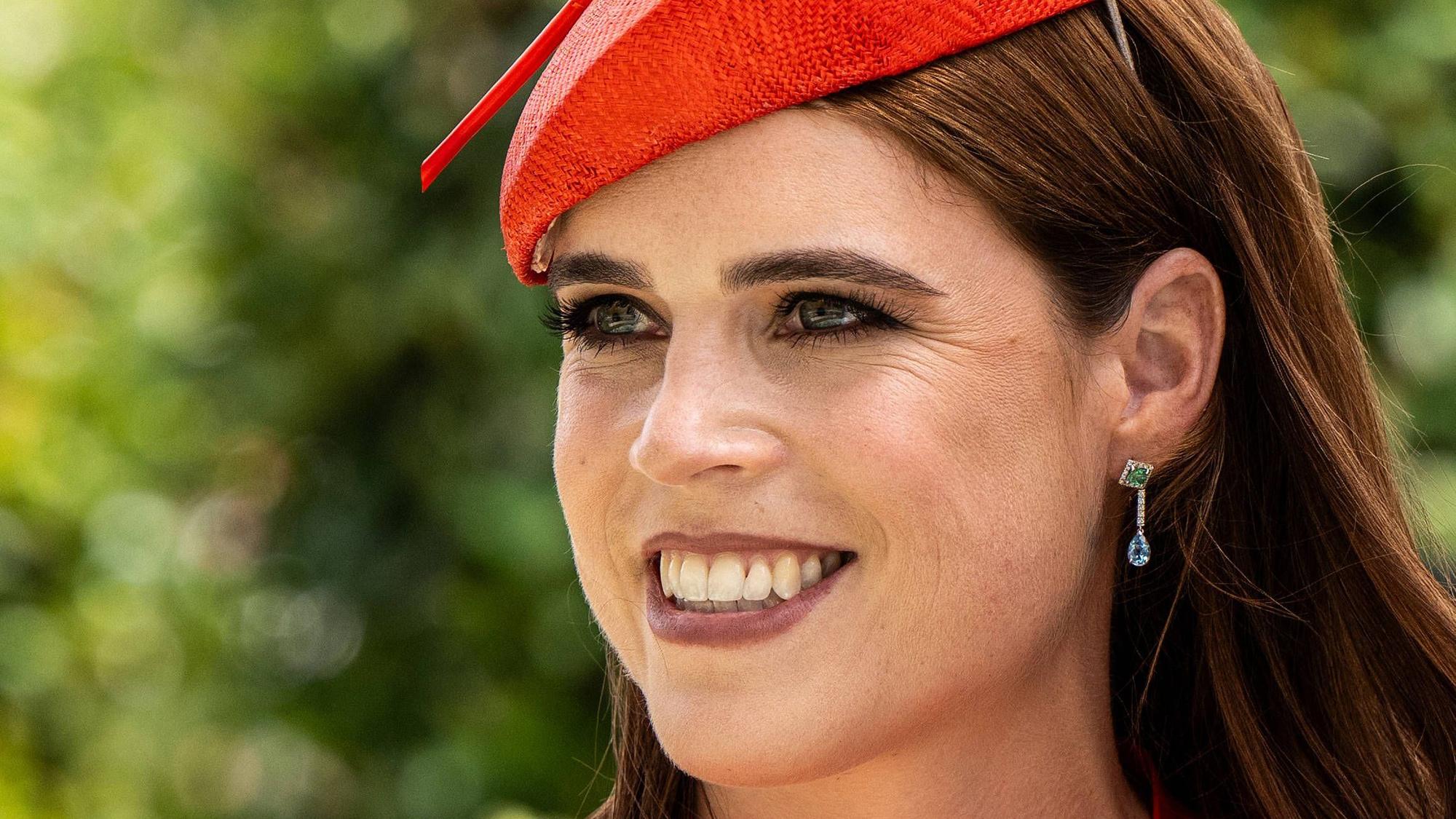 Prinzessin Eugenie lacht auf einem Event.