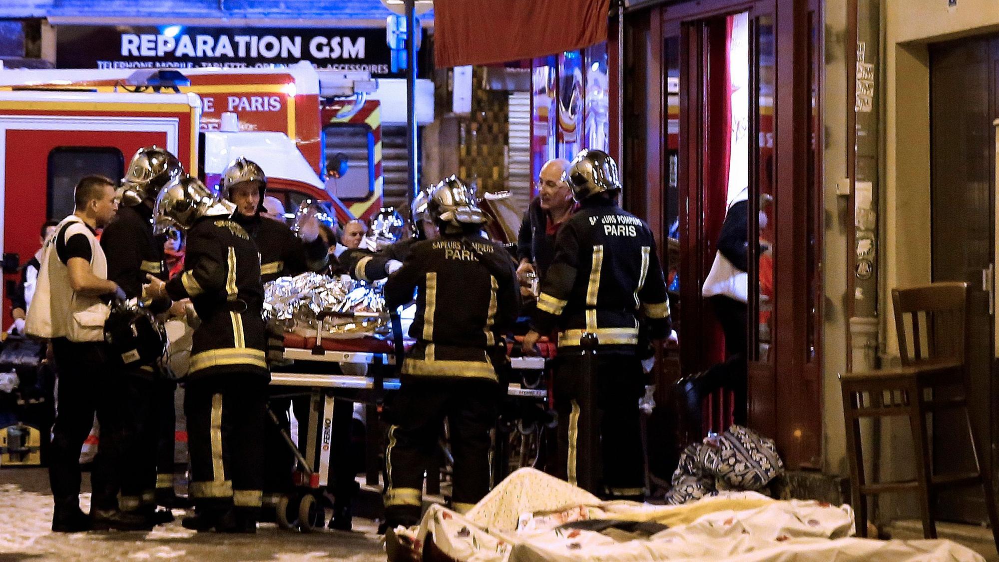 13.11.2015, Paris: Rettungskräfte versorgen die Opfer vor einem Café im 10. Bezirk.
