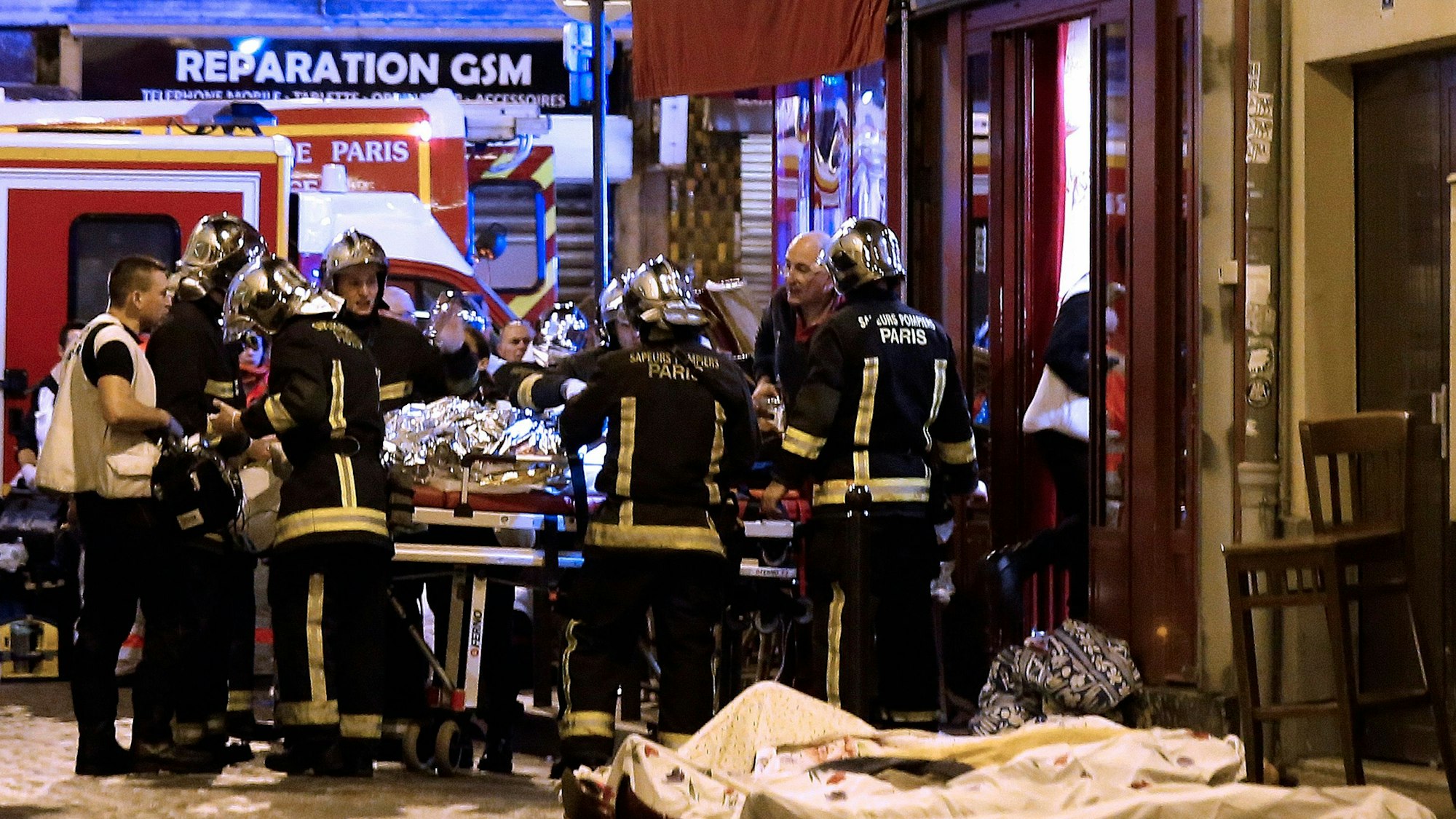 13.11.2015, Paris: Rettungskräfte versorgen die Opfer vor einem Café im 10. Bezirk.