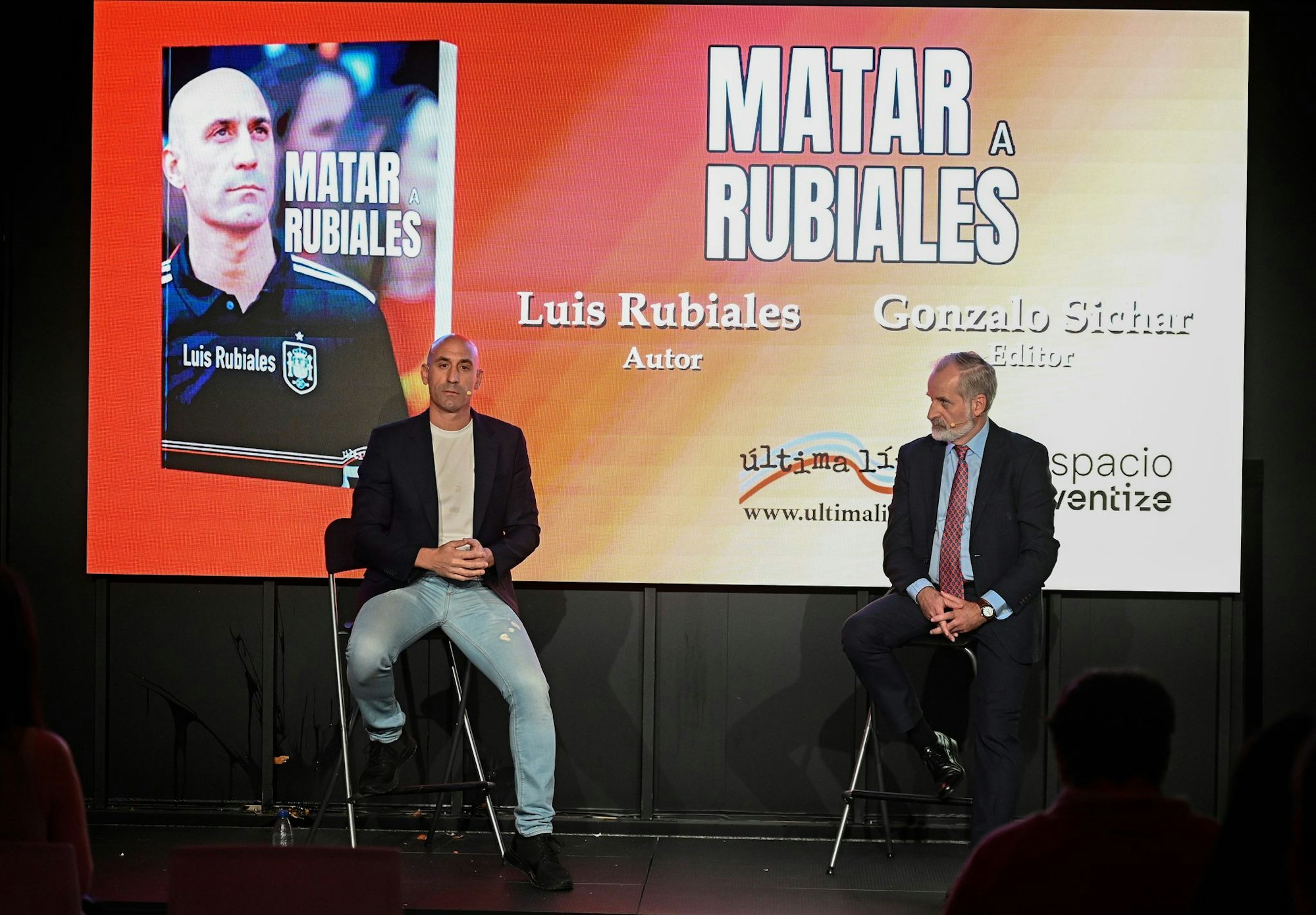 Der frühere spanische Verbandspräsident Luis Rubiales (l) spricht während der Präsentation seines Buches «Matar a Rubiales» (Rubiales killen). Kurz darauf wird er von einem Unbekannten mit Eiern beworfen.