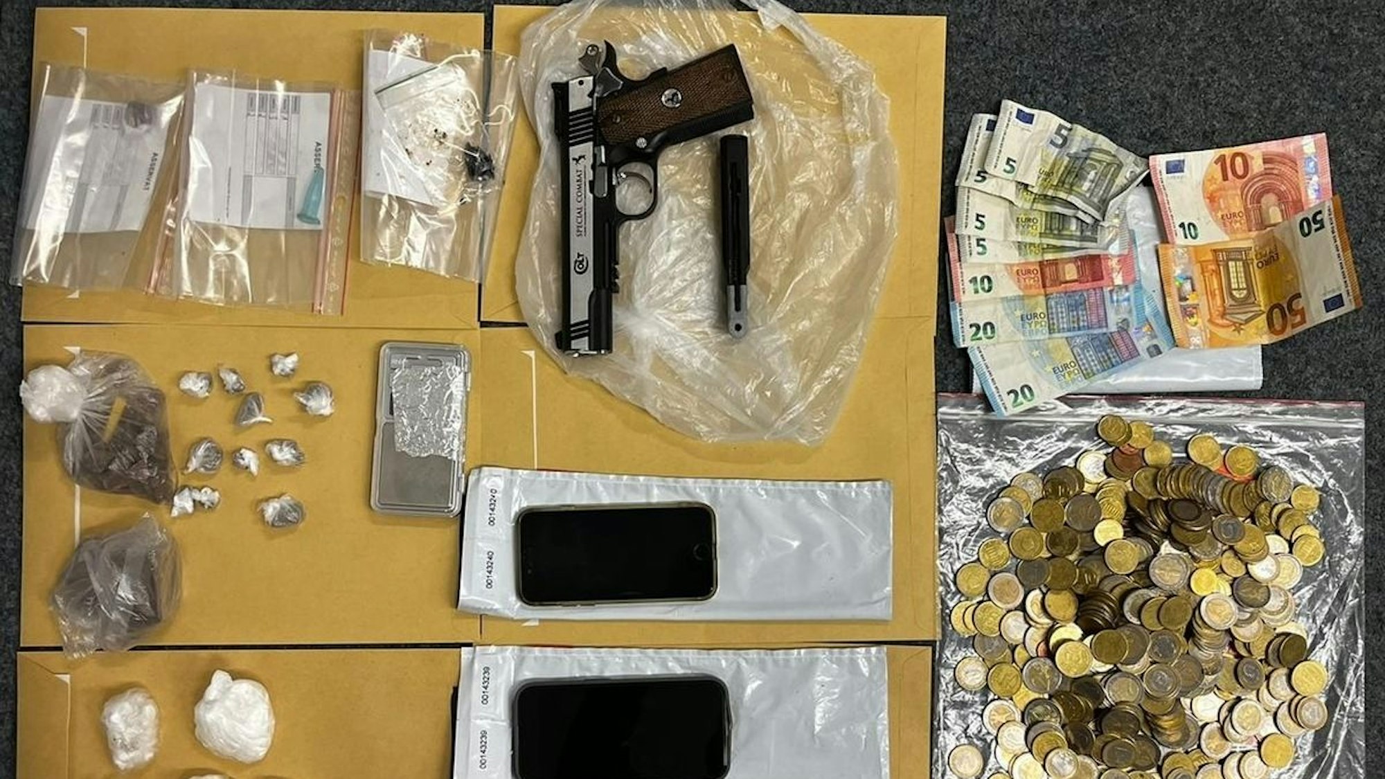 Drogen, eine Schreckschusswaffe und Bargeld fanden Polizisten in der Wohnung eines mutmaßlichen Drogendealers.