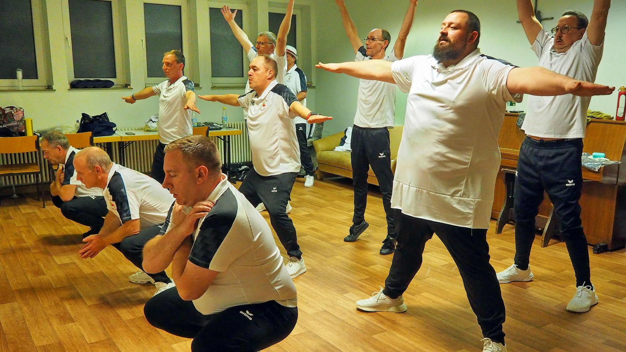 Die Zollstocker Tütüschüttler trainieren jeden Montagabend und sind mit Eifer und viel Spaß bei der Sache.