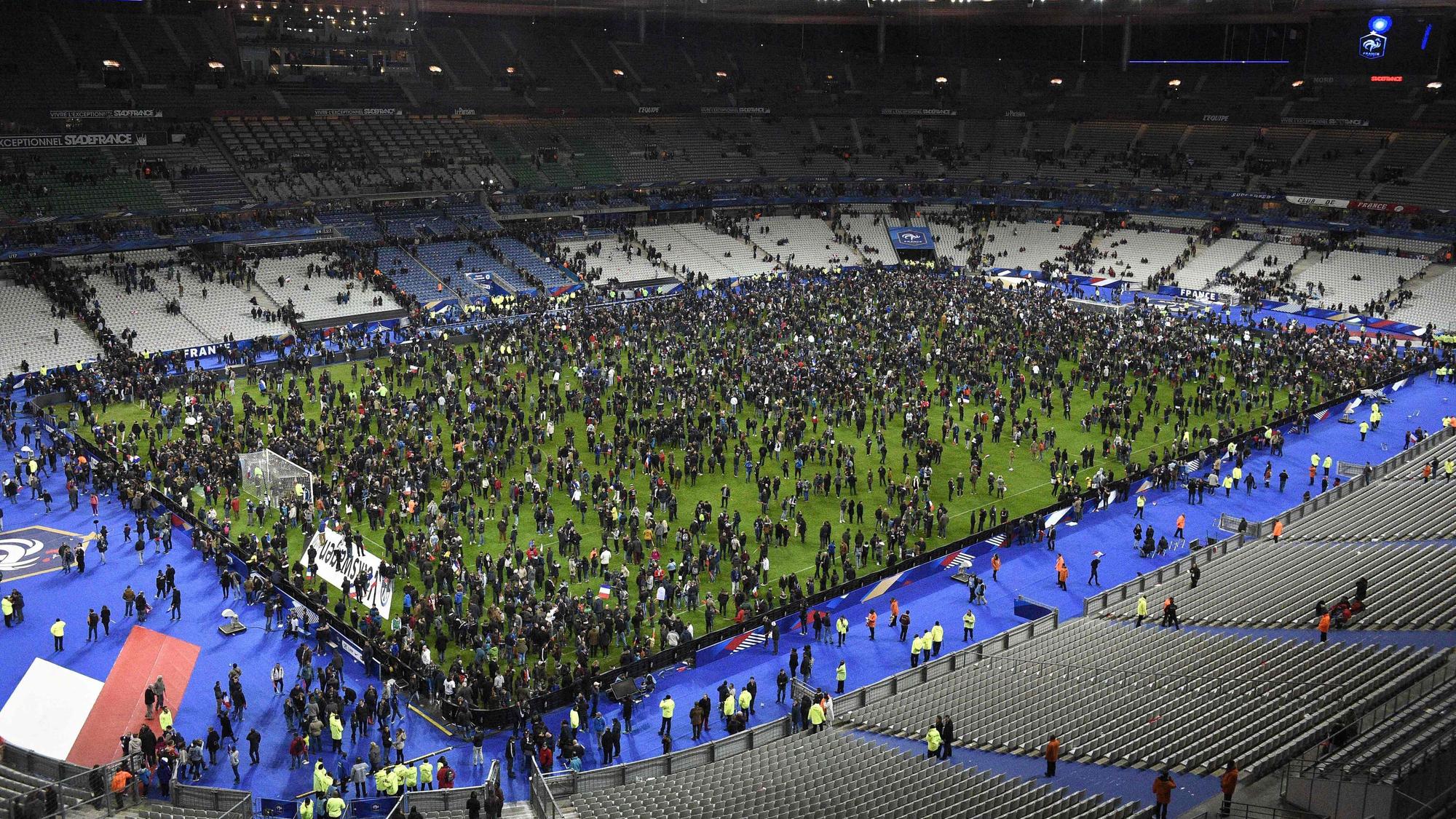 Zuschauer versammeln sich auf dem Spielfeld des Stade de France nach dem Freundschaftsspiel zwischen Frankreich und Deutschland in Paris am 13. November 2015. Außerhalb des Stadions war es zu terroristischen Attacken gekommen.