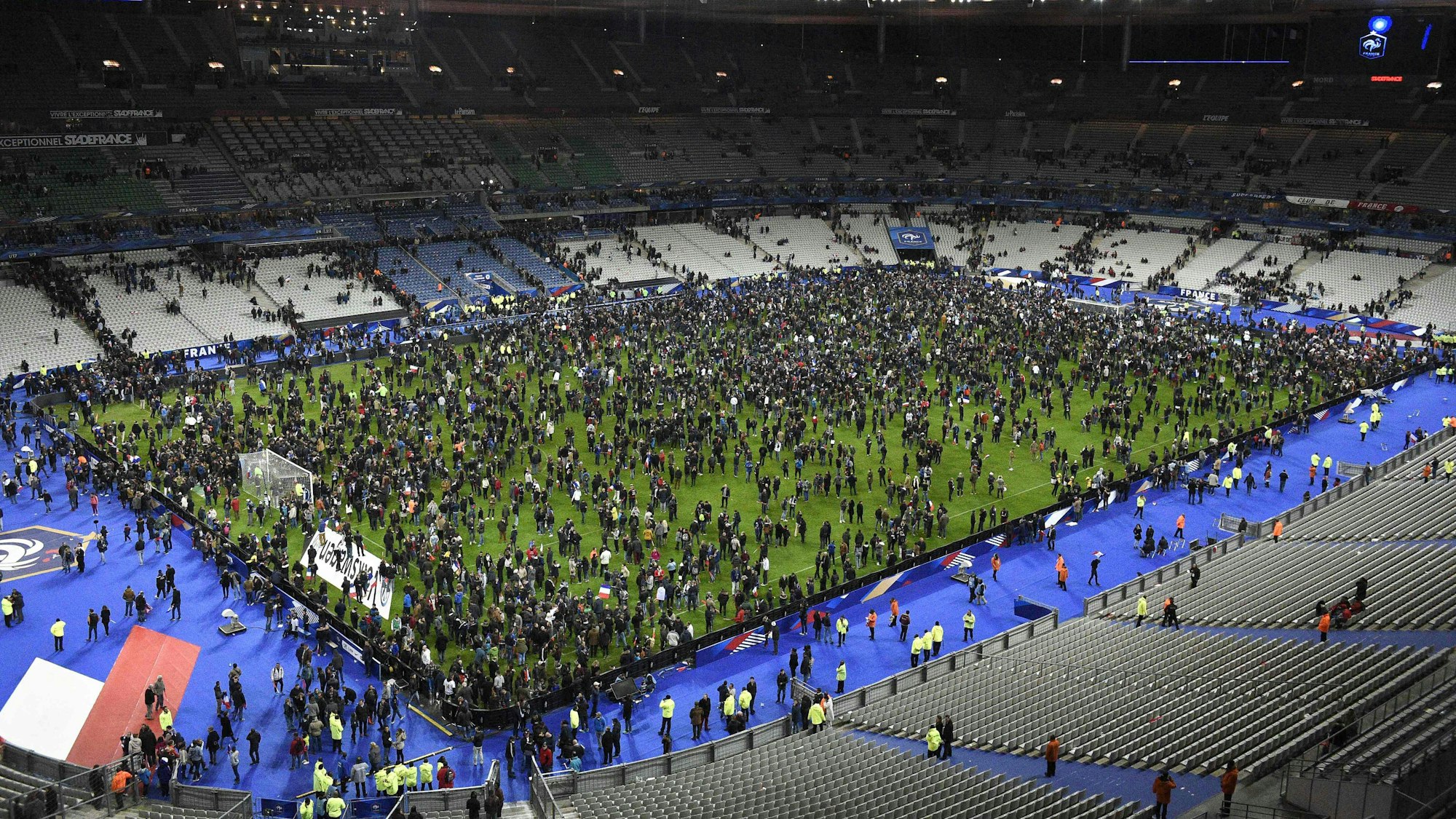 Zuschauer versammeln sich auf dem Spielfeld des Stade de France nach dem Freundschaftsspiel zwischen Frankreich und Deutschland in Paris am 13. November 2015. Außerhalb des Stadions war es zu terroristischen Attacken gekommen.