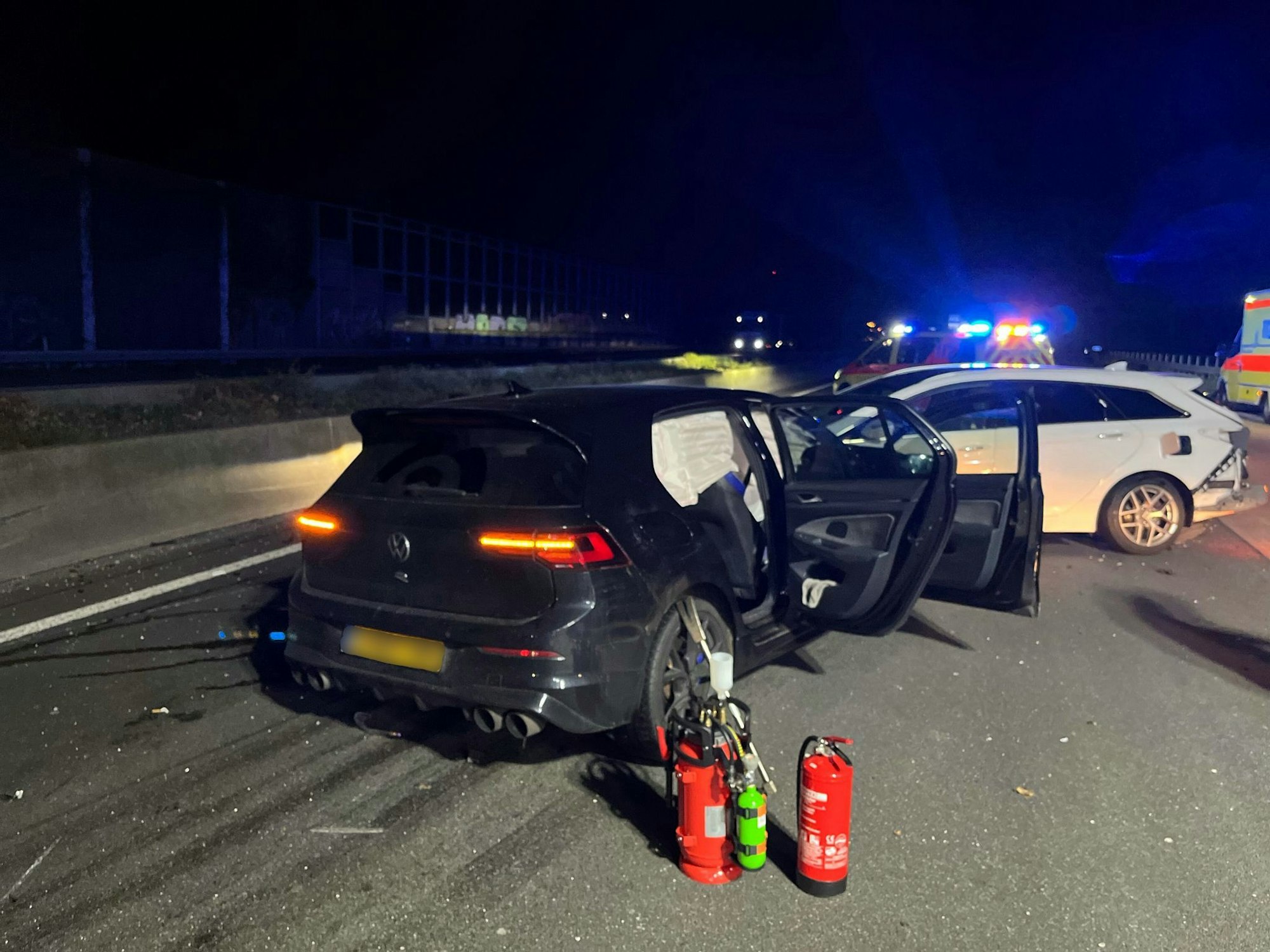 Auf der A4 bei Köln sind in einem verlassenen Unfallwagen Sprengmittel entdeckt worden. Die Autobahn wurde nach dem brisanten Fund zeitweise voll gesperrt.