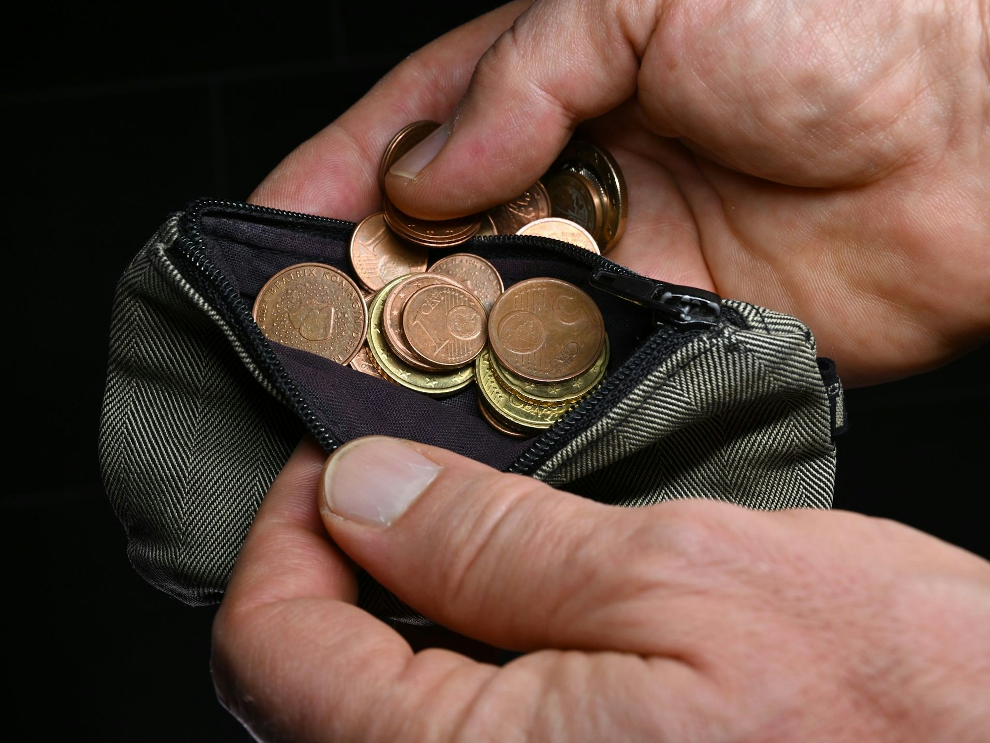 Die Überschuldungsquote, also der Anteil überschuldeter Personen im Verhältnis zu allen Erwachsenen, sank 2024 auf 8,09 Prozent.