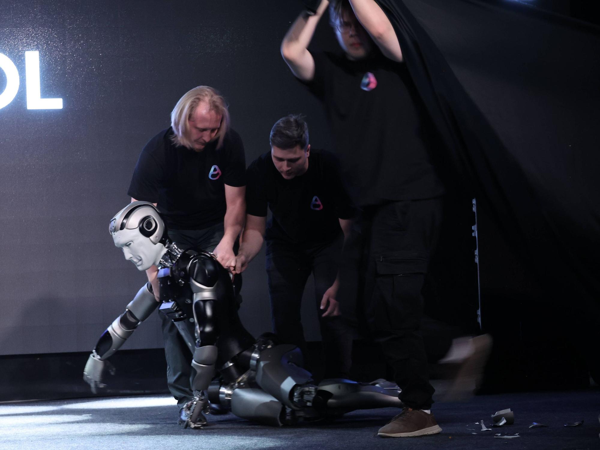Der russische Roboter AIDOL liegt nach einem Sturz auf der Bühne.