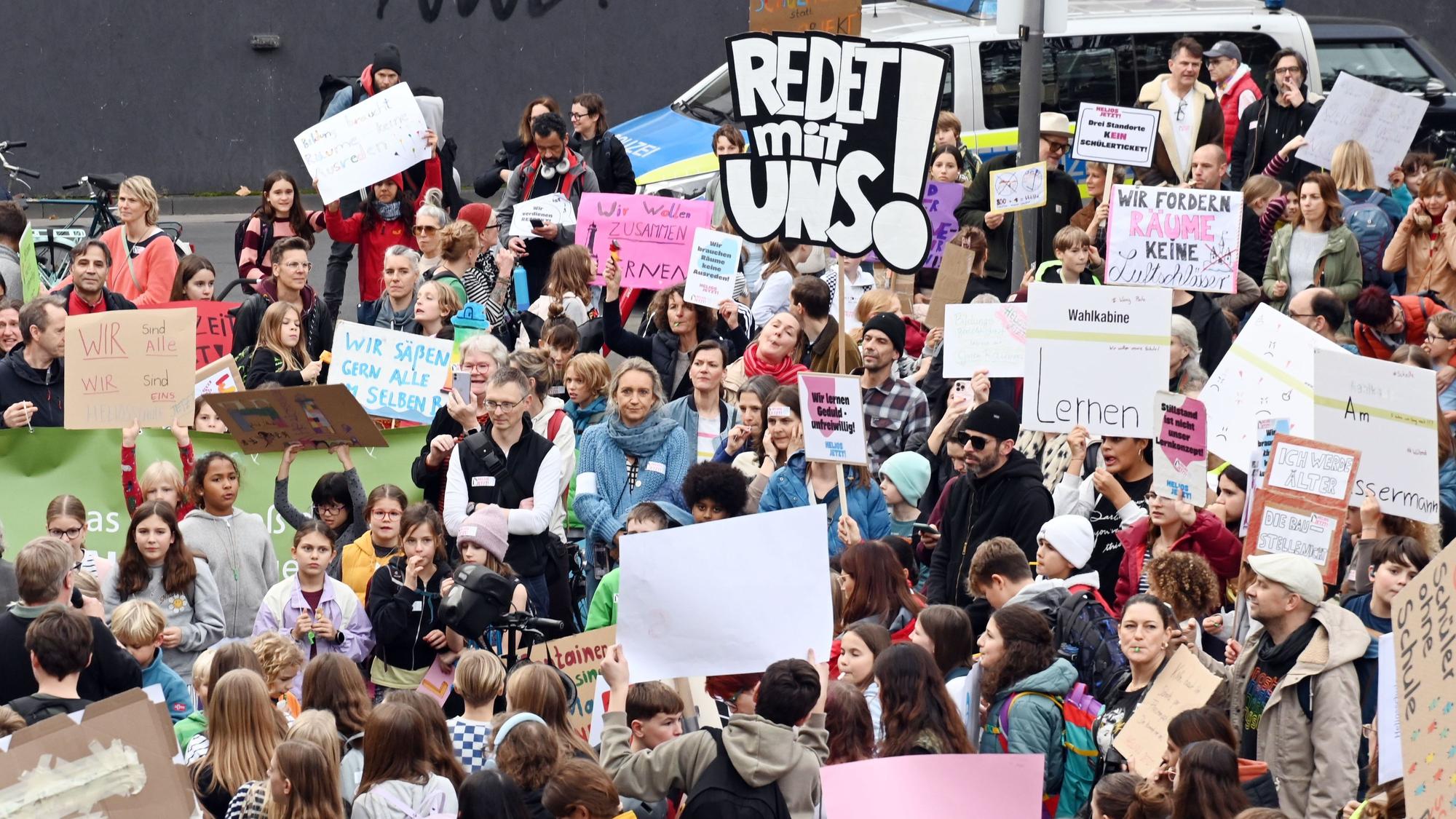 Protest der Schulgemeinschaft der Heliosschule vor Rathaus.