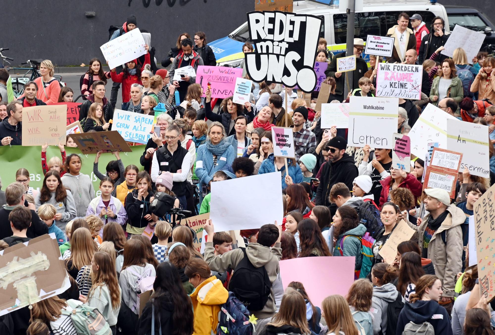 Eltern, Schüler und Lehrer der Heliosschule demonstrierten im November 2025 vor dem Rathaus: „Wir leisten seit Jahren Unmögliches – mit Herz, Engagement und Mut. Aber jetzt ist Schluss mit Provisorien!“