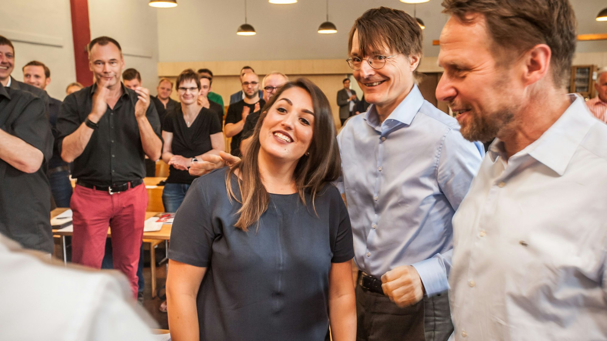 Leverkusens neue SPD-Vorsitzende Aylin Dogan mit Karl Lauterbach und Oberbürgermüster Uwe Richrath