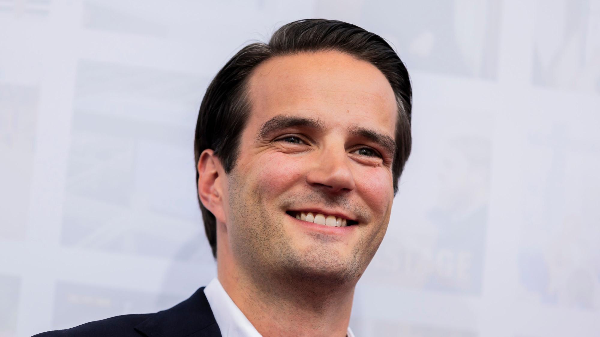 Thomas Coesfeld bei einer Veranstaltung - er lächelt in die Kamera.