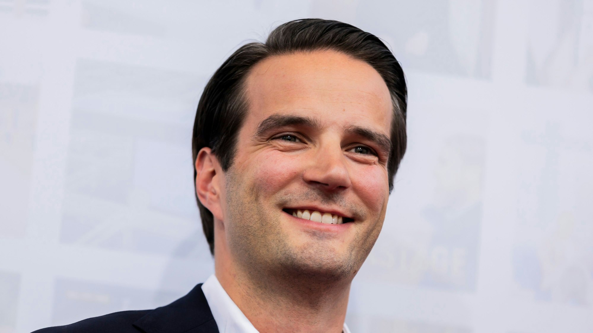 Thomas Coesfeld bei einer Veranstaltung - er lächelt in die Kamera.