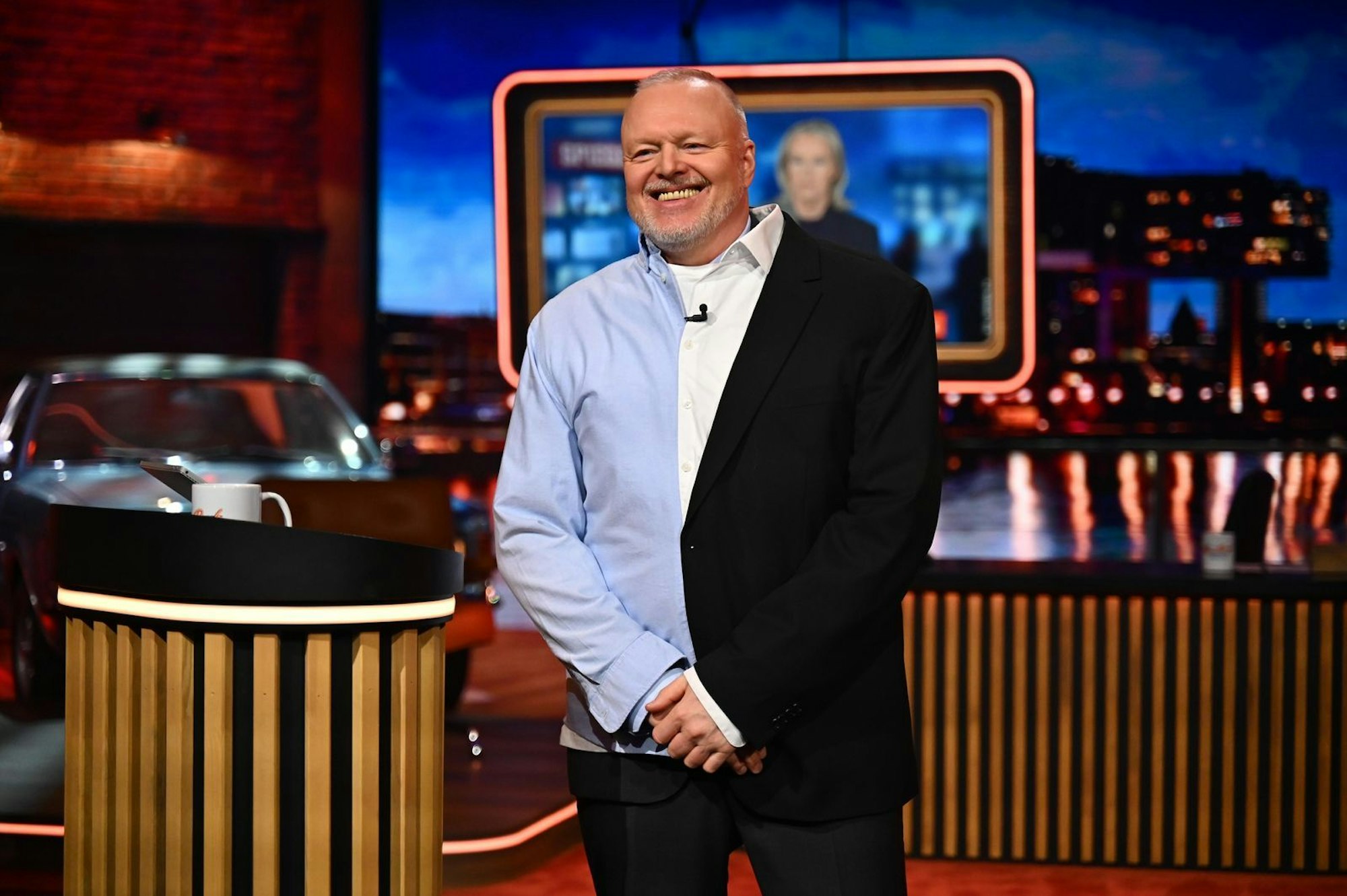 Die Outfit-Wahl einer Nachrichtensprecherin kommentiert Raab mit einem eigenen Look. (Bild: RTL / Raab Entertainment / Julia Feldhagen)