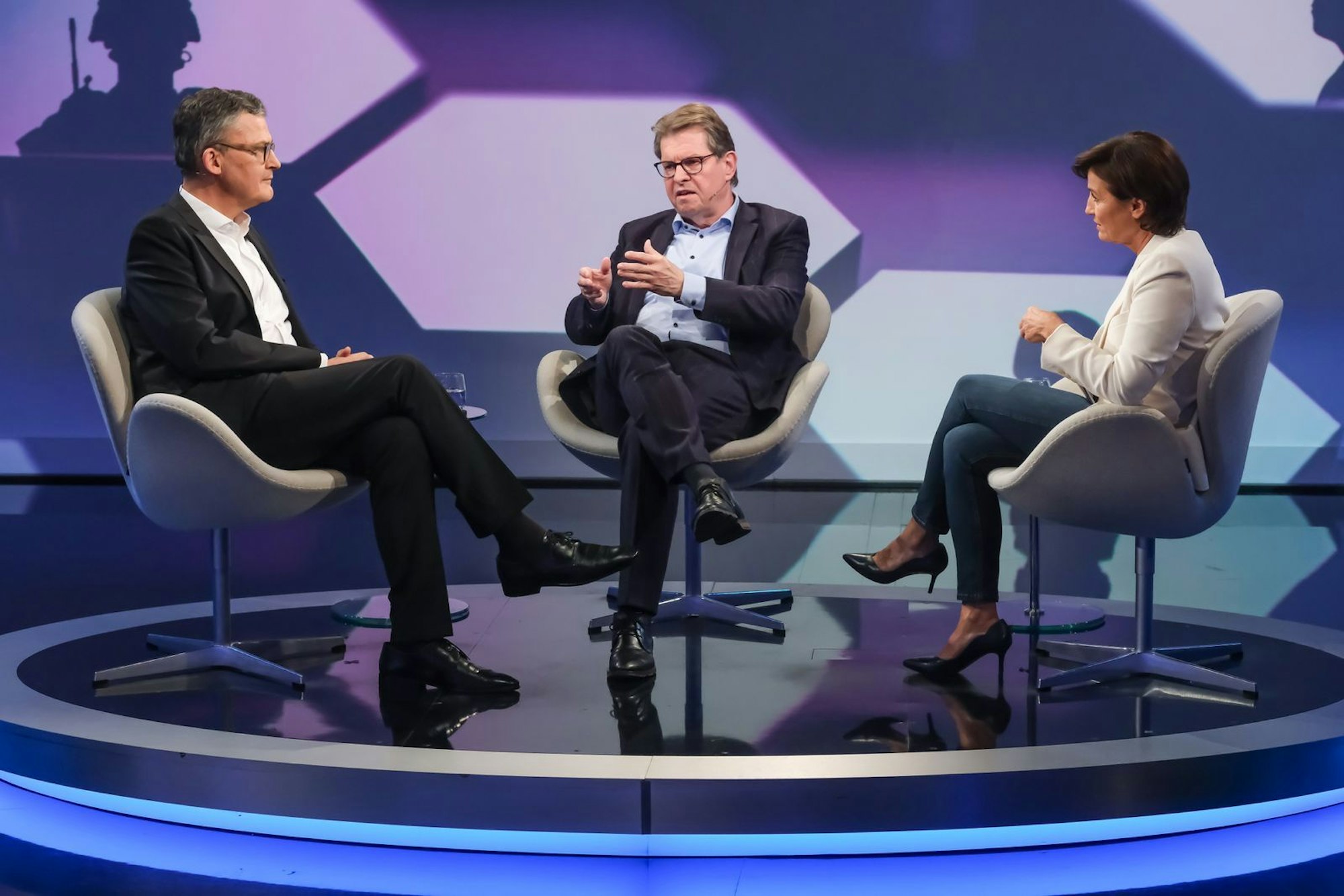 Sandra Maischberger diskutierte am Mittwochabend mit Roderich Kiesewetter (CDU, links) und Ralf Stegner (SPD) über den Ukraine-Krieg. (Bild: WDR / Oliver Ziebe)