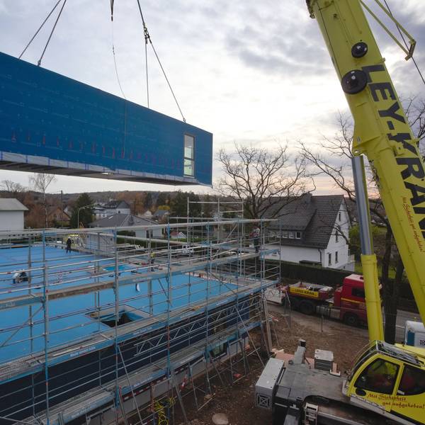 Aus 26 einzelnen Elementen zusammengefügt wird der Anbau an die städtische Gemeinschaftsgrundschule in Waldbröls Stadtteil Isengarten. Die Arbeiten gehen rasch vonstatten. Die Raummodule hat das Unternehmen Kleusberg hergestellt.