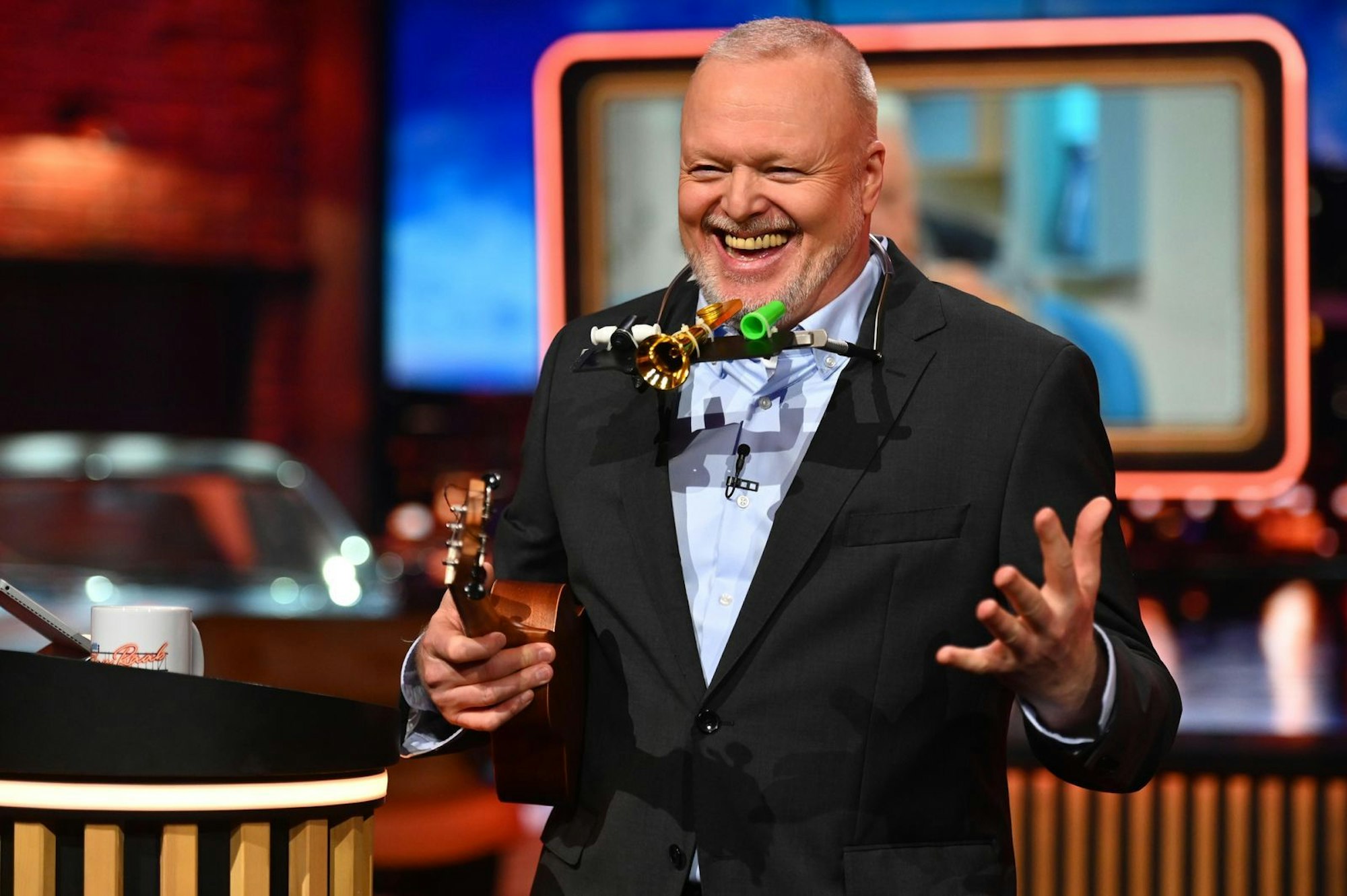 Stefan Raab packt in der aktuellen Folge die Ukulele aus. (Bild: RTL / Raab Entertainment / Julia Feldhagen)