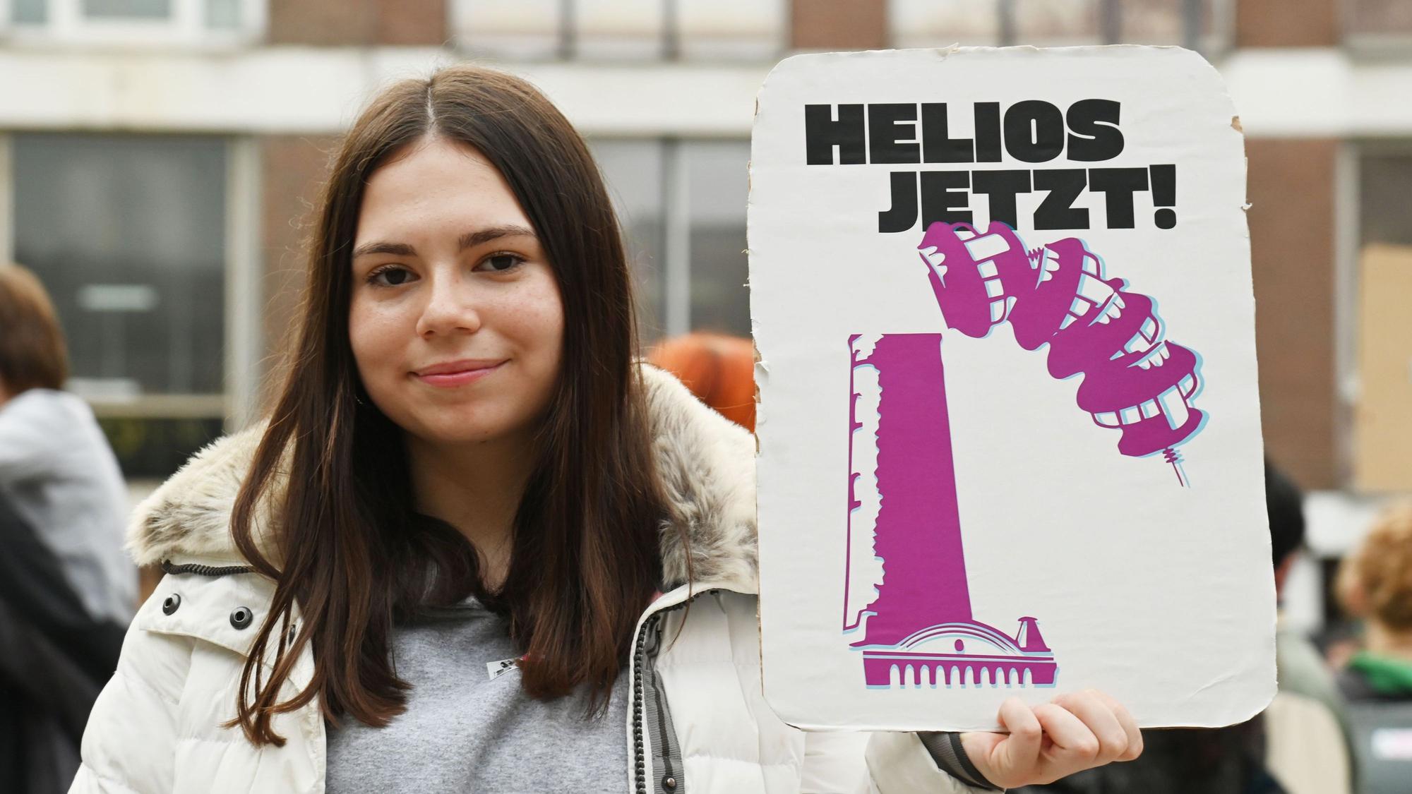 Schulsprecherin Leyla Onur (15) der Helioschule mit einem Protestplakat der Initiative „Helios jetzt“, gegründet von der Schulgemeinschaft.