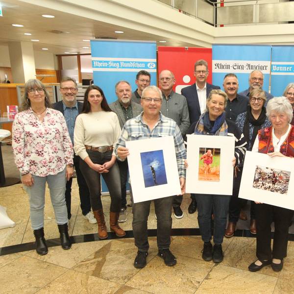 Die Preisträger des Fotowettbewerbs 2025 nach der Preisverleihung in der Siegburger Filiale der Kreissparkasse Köln.