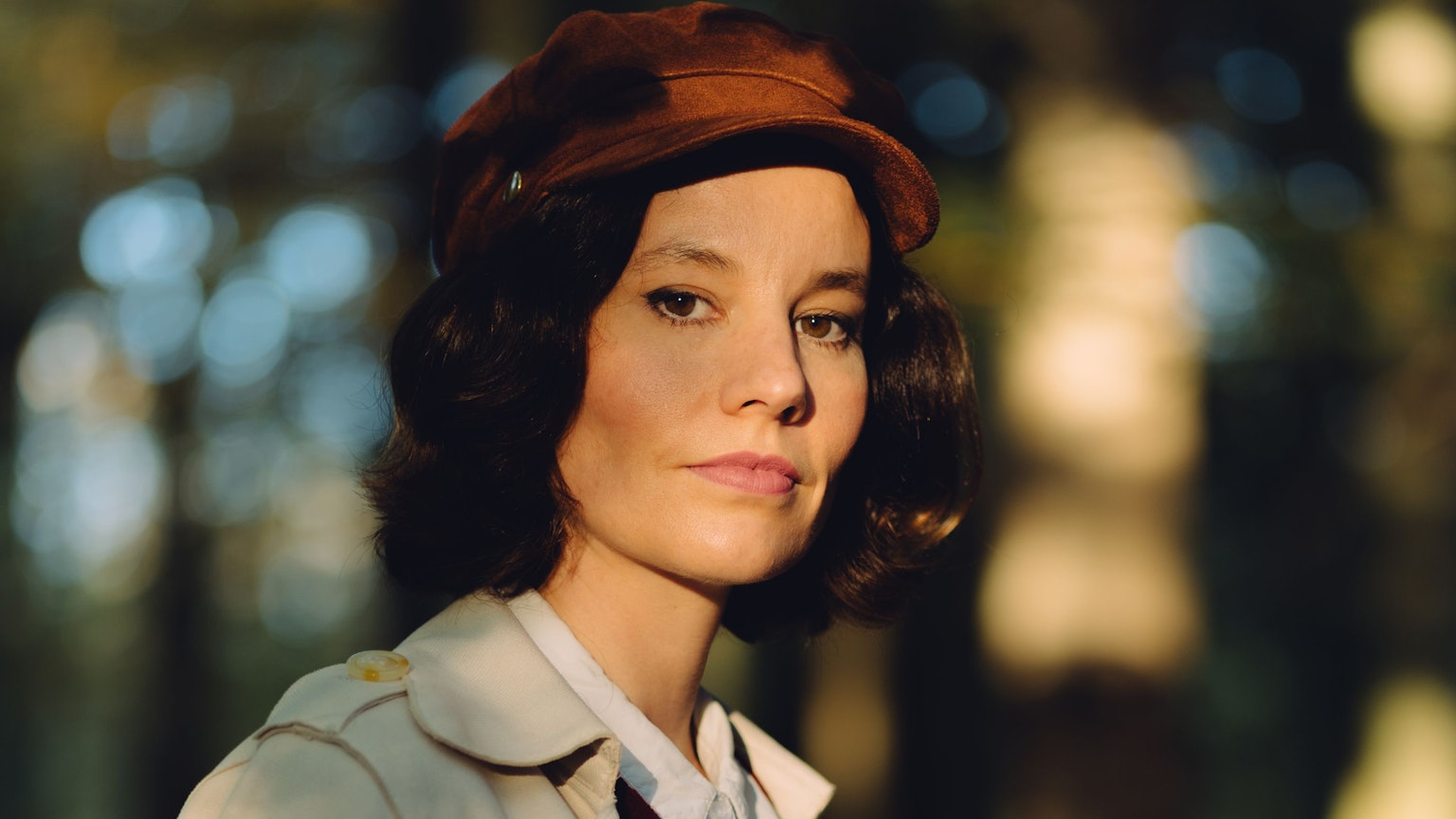 Portraits von Claudia Schumacher im Herbstwald in der Aumühle
