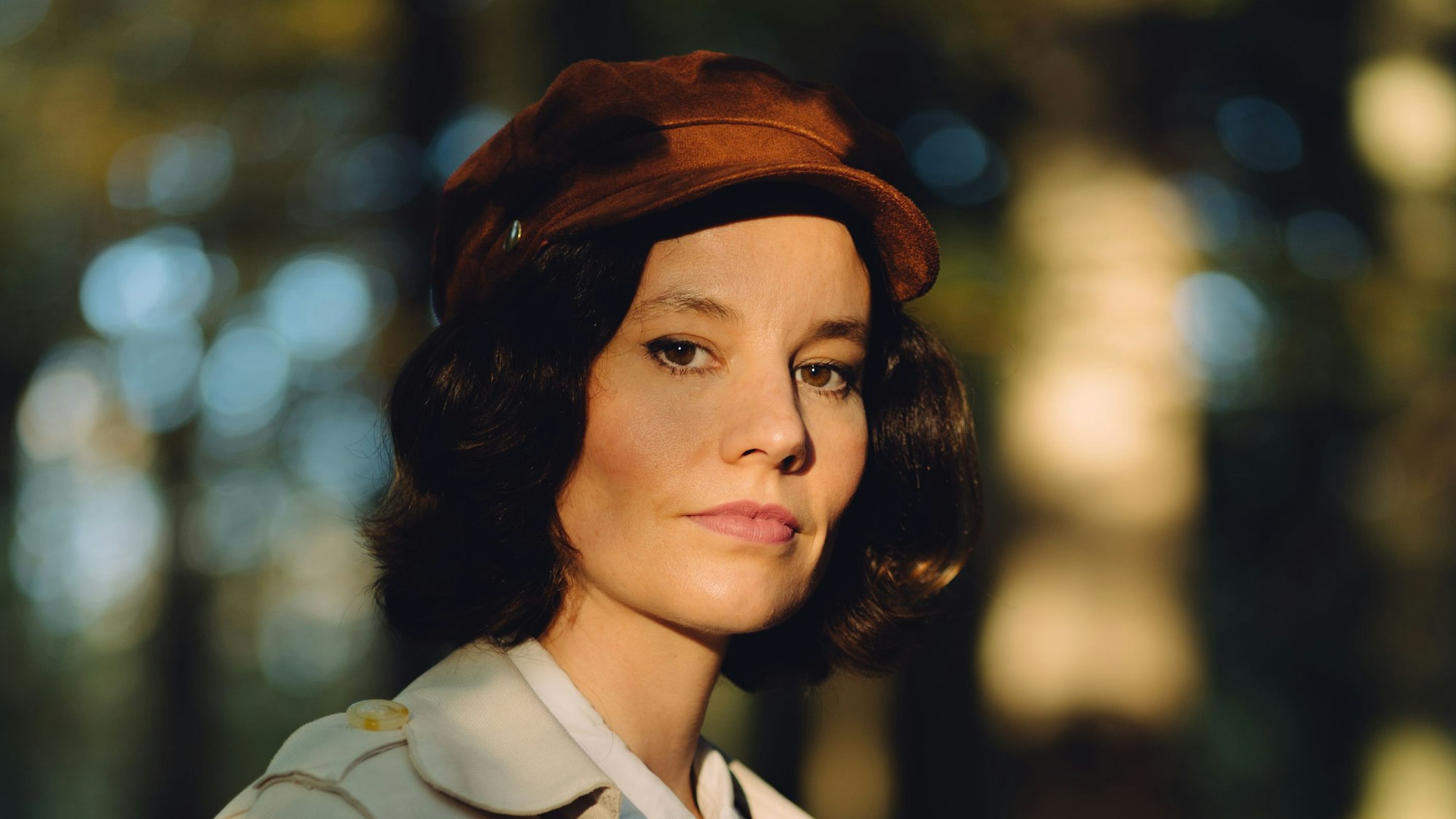 Portraits von Claudia Schumacher im Herbstwald in der Aumühle