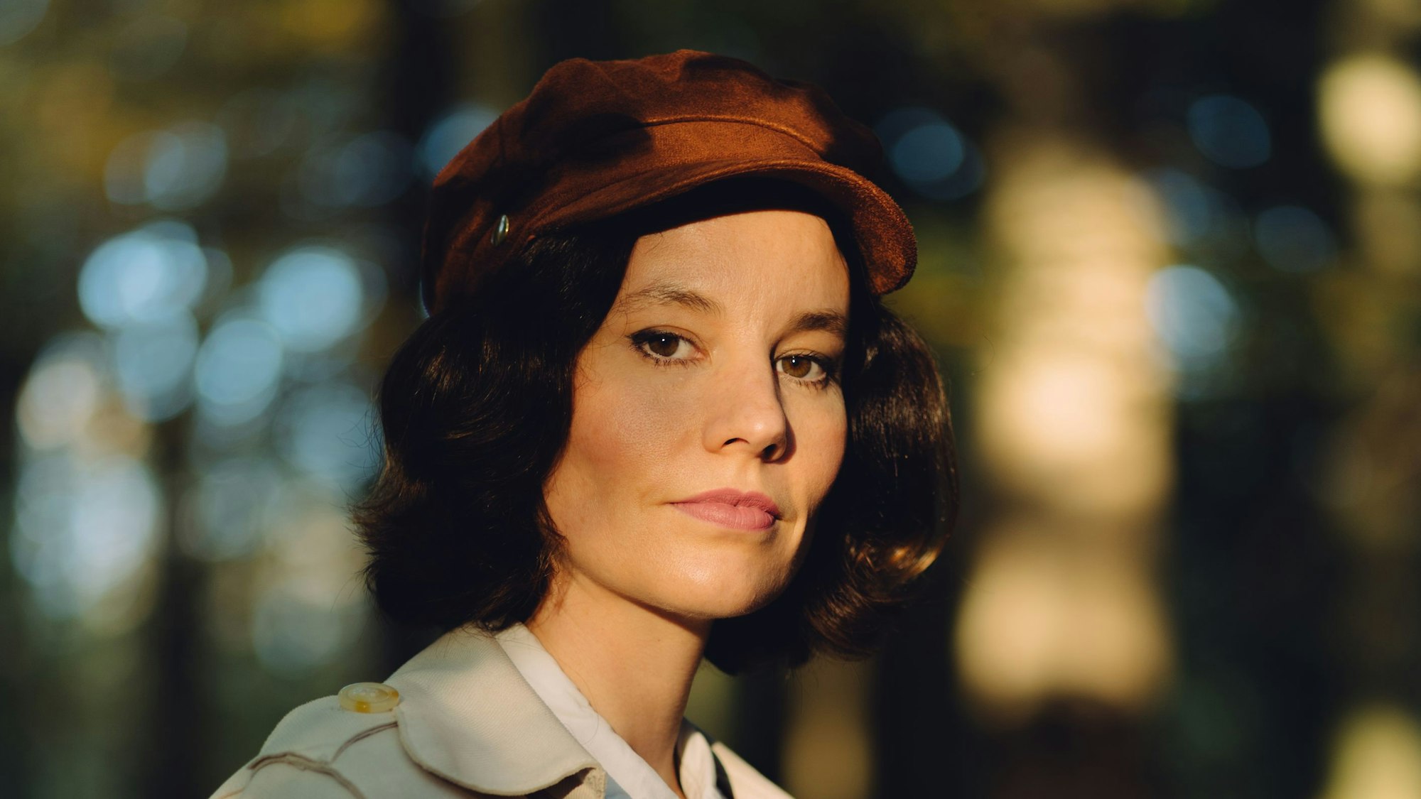 Portraits von Claudia Schumacher im Herbstwald in der Aumühle