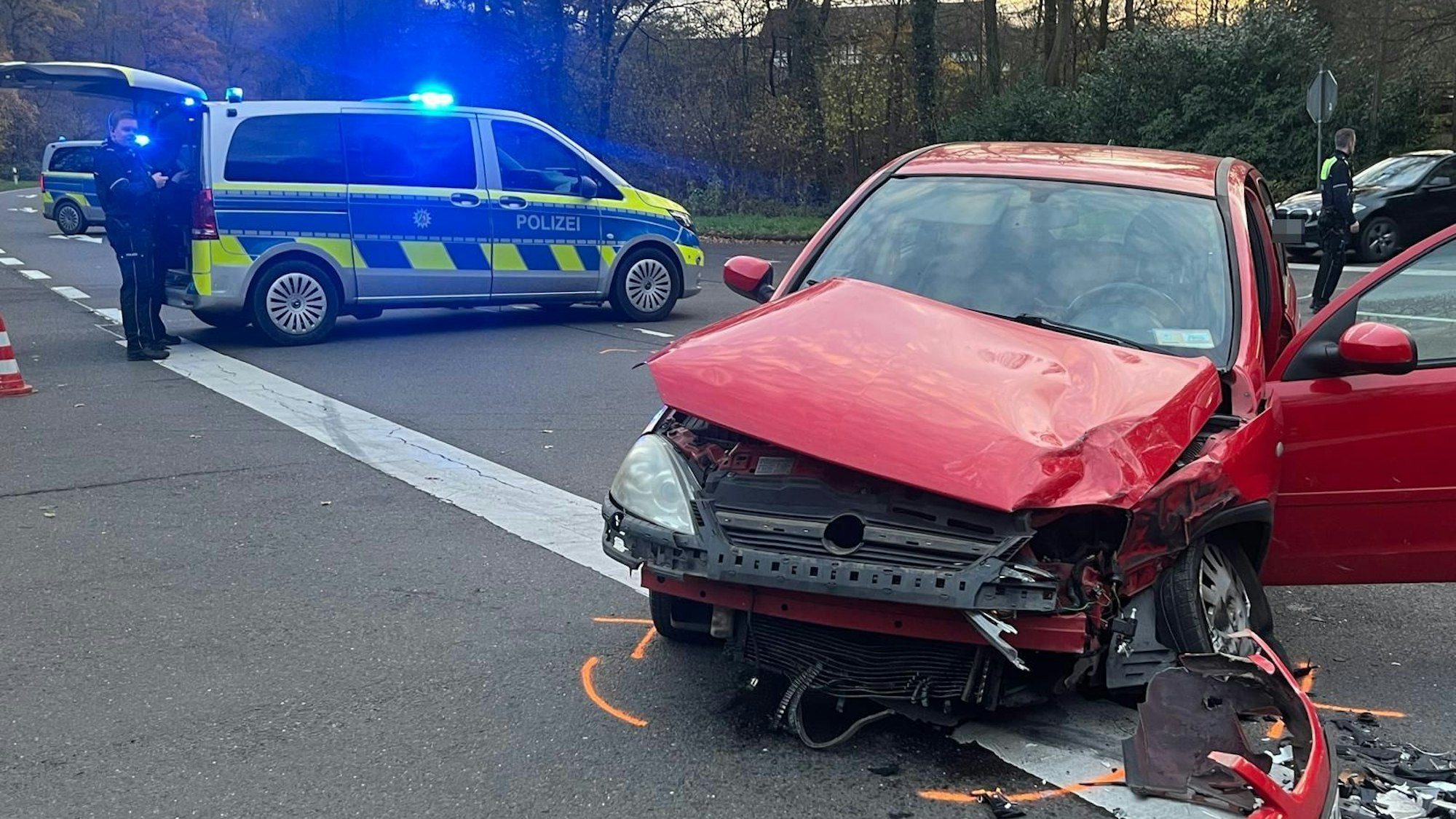 In Much sind ein Lkw und ein Auto zusammengestoßen.