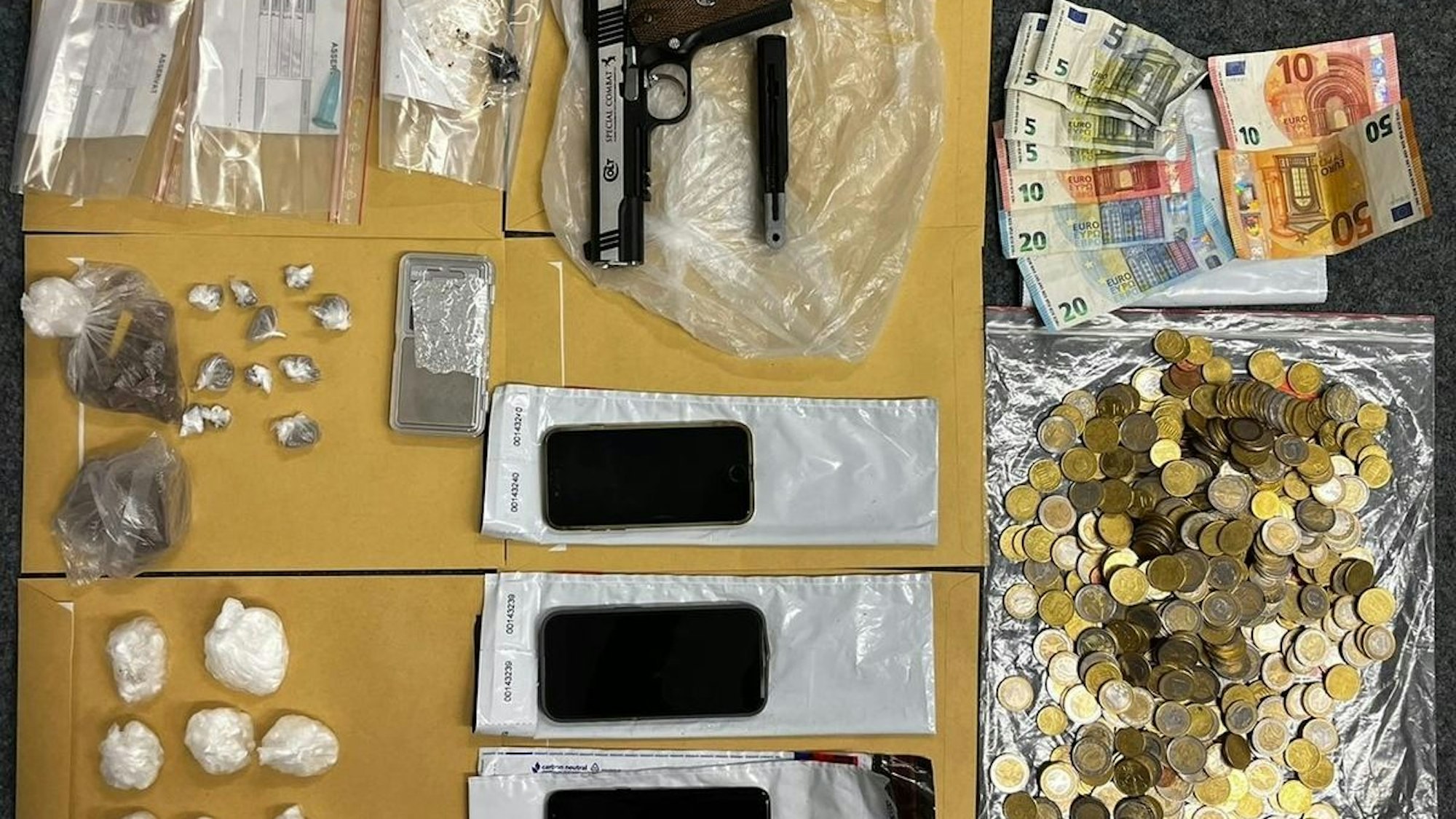 Die bei der Razzia sichergestellten Drogen, Bargeld und eine Waffe.