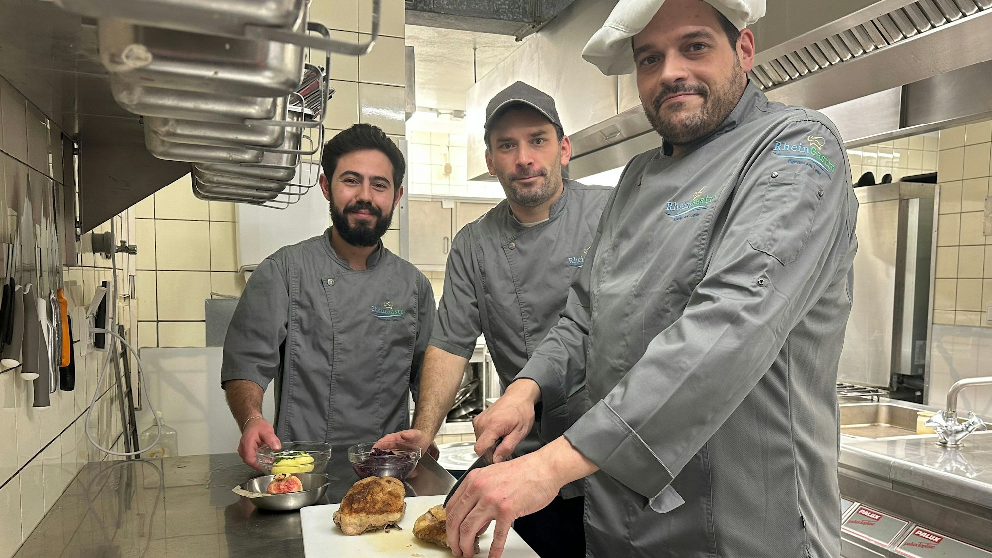 Drei ausgebildete Köche beim Vorbereiten der Gänsekeule und Brust in der Küche von Rhein-Gastro: Bashar Alhallak, Lars Nossal und Tobias Peter (v.l.).
