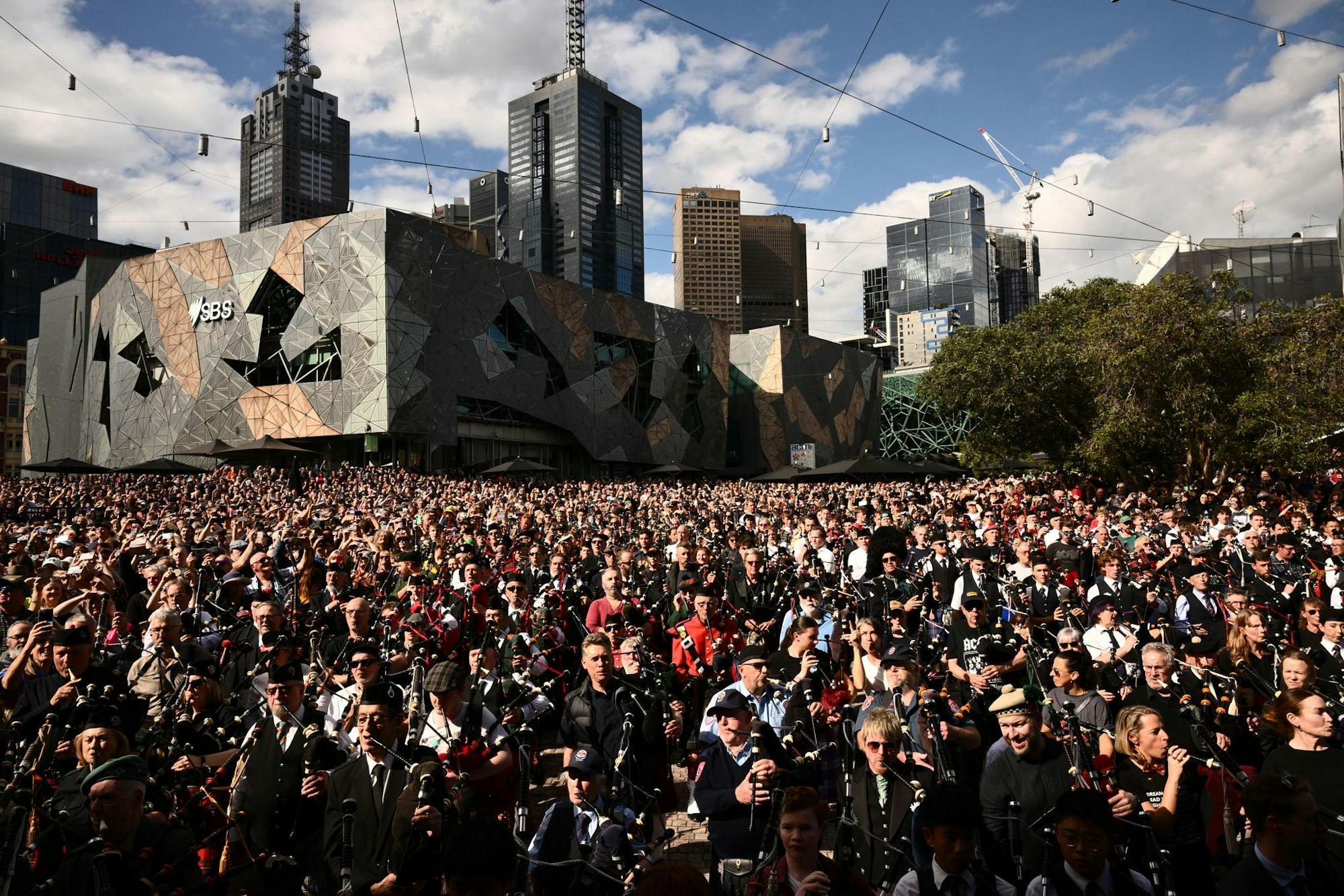 Ein Meer aus Karos und Hunderte Dudelsäcke: Melbourne war im Rekordfieber.