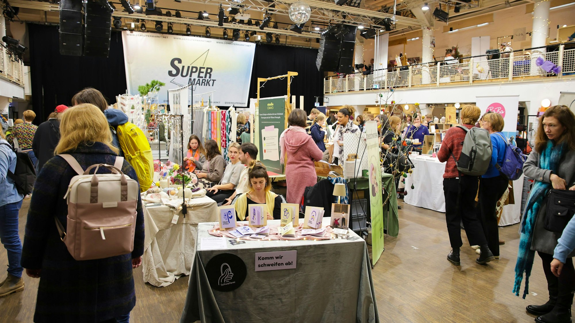 Der Weihnachtsmarkt findet im Bürgerhaus Stollwerck statt.