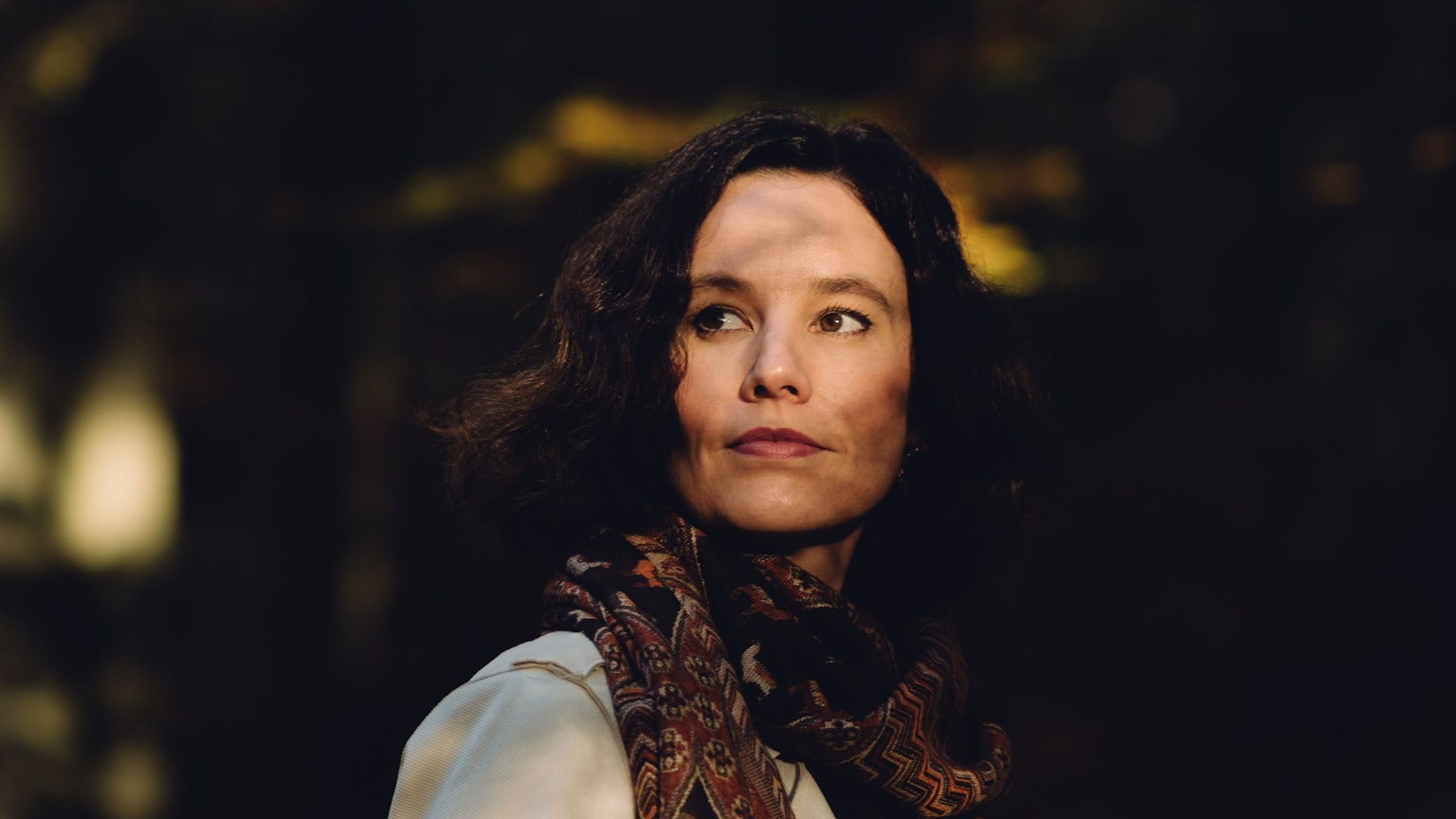 Portraits von Claudia Schumacher im Herbstwald in der Aumühle