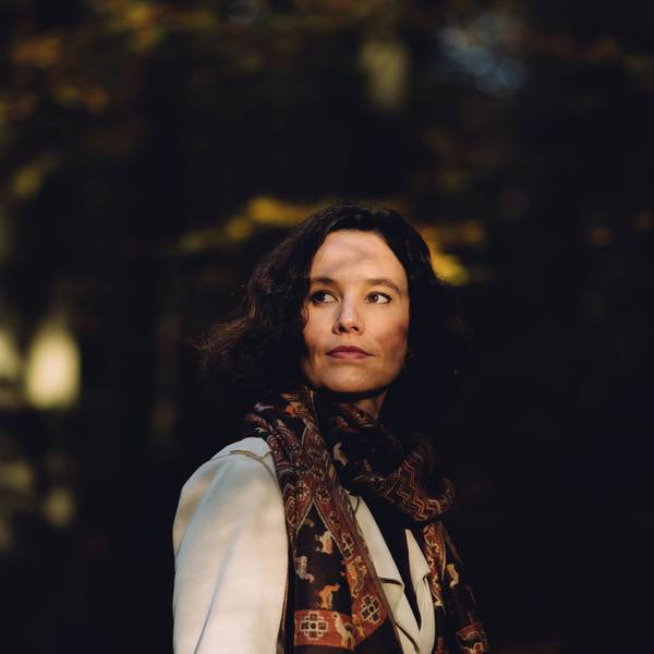 Portraits von Claudia Schumacher im Herbstwald in der Aumühle