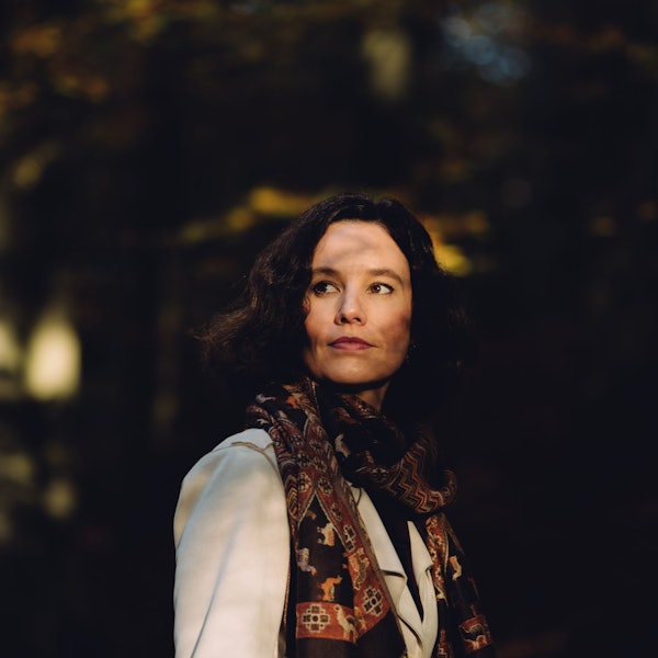 Portraits von Claudia Schumacher im Herbstwald in der Aumühle