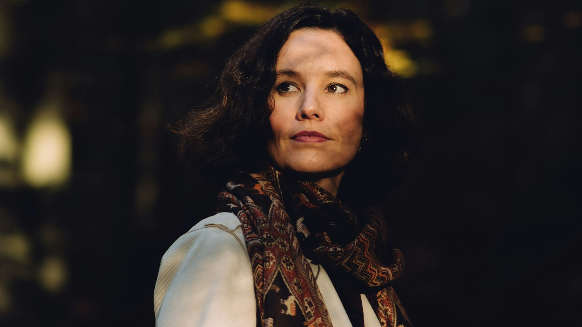 Portraits von Claudia Schumacher im Herbstwald in der Aumühle