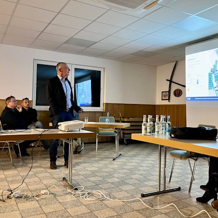 Das Foto zeigt einen Mann, der einen Vortrag hält.