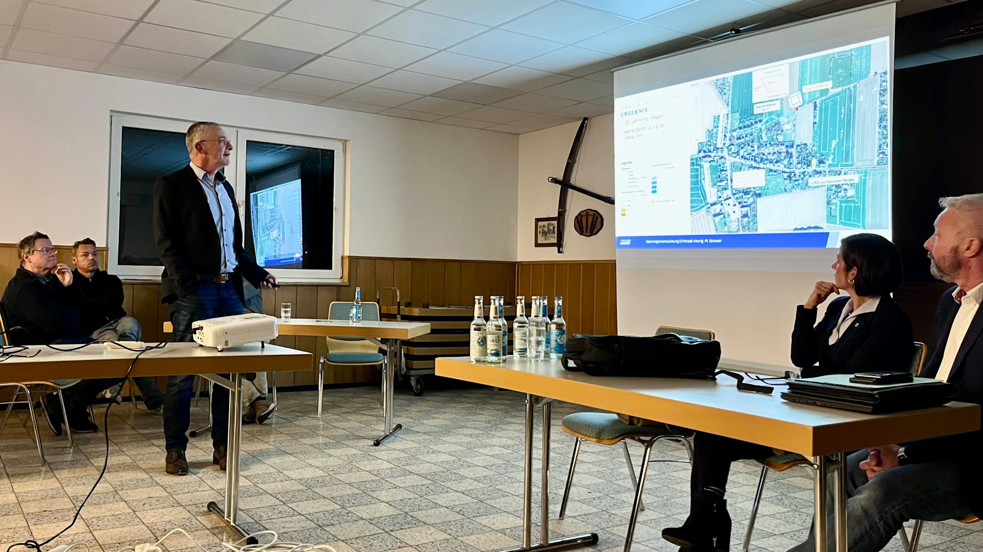 Das Foto zeigt einen Mann, der einen Vortrag hält.