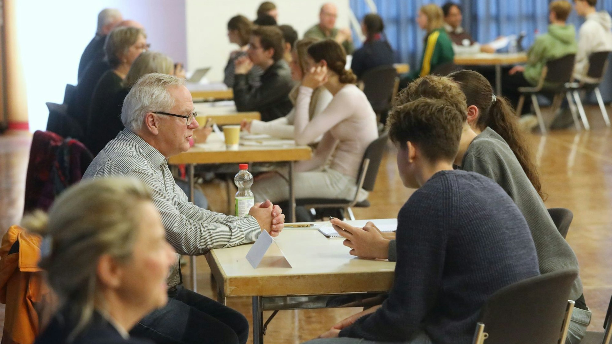 Beim Speed-Debating standen Vertreterinnen und Vertreter aus Politik, Kommunalverwaltung, Stadtwerken, Telekom und Medien Schülerinnen und Schüler für Fragen zur Verfügung.