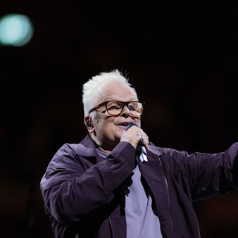 02.09.2025, Nordrhein-Westfalen, Dortmund: Herbert Grönemeyer steht bei seinem Auftaktkonzert «Herbert Grönemeyer - mittendrin – akustisch» auf der Bühne in der Westfalenhalle.