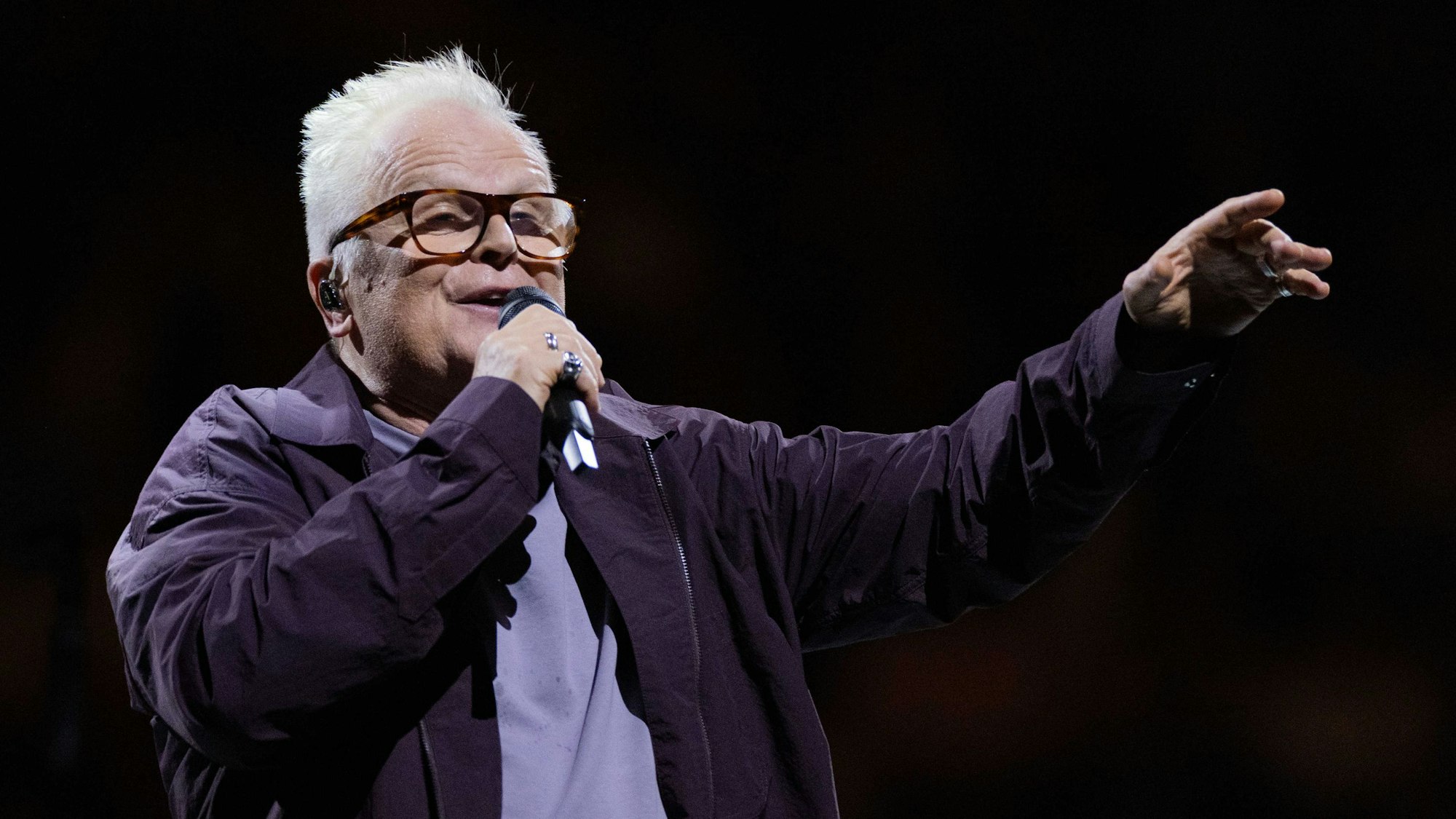 02.09.2025, Nordrhein-Westfalen, Dortmund: Herbert Grönemeyer steht bei seinem Auftaktkonzert «Herbert Grönemeyer - mittendrin – akustisch» auf der Bühne in der Westfalenhalle.