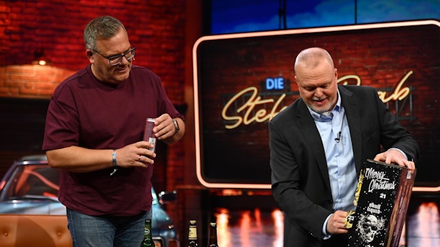 Eigentlich sind Elton (links) und Raab ein bewährtes Duo im Entertainment-Fernsehen. Ihnen beim Auspacken von Adventskalendern zuzusehen langweilt allerdings. (Bild: RTL / Raab Entertainment / Julia Feldhagen)