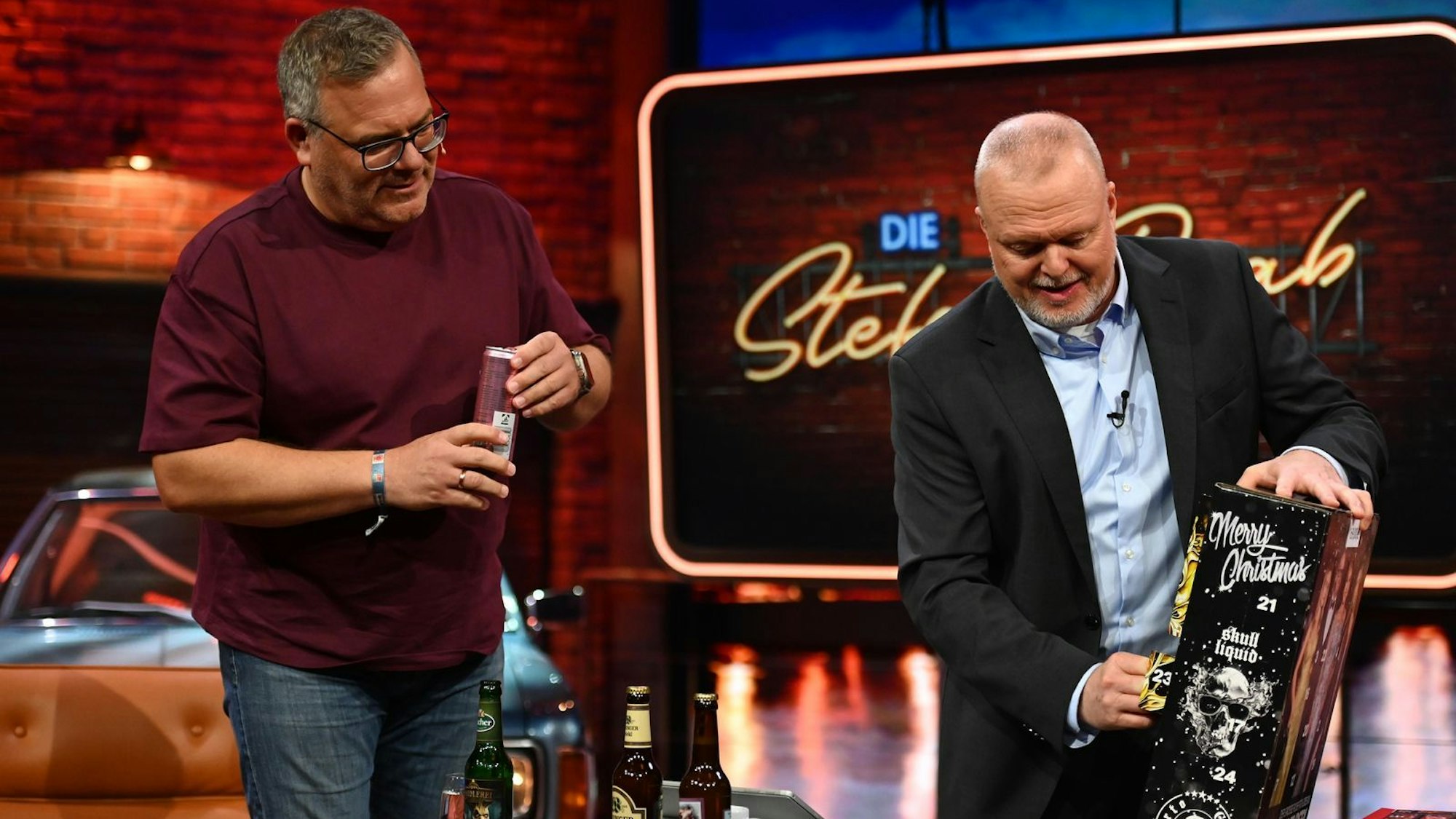 Eigentlich sind Elton (links) und Raab ein bewährtes Duo im Entertainment-Fernsehen. Ihnen beim Auspacken von Adventskalendern zuzusehen langweilt allerdings. (Bild: RTL / Raab Entertainment / Julia Feldhagen)