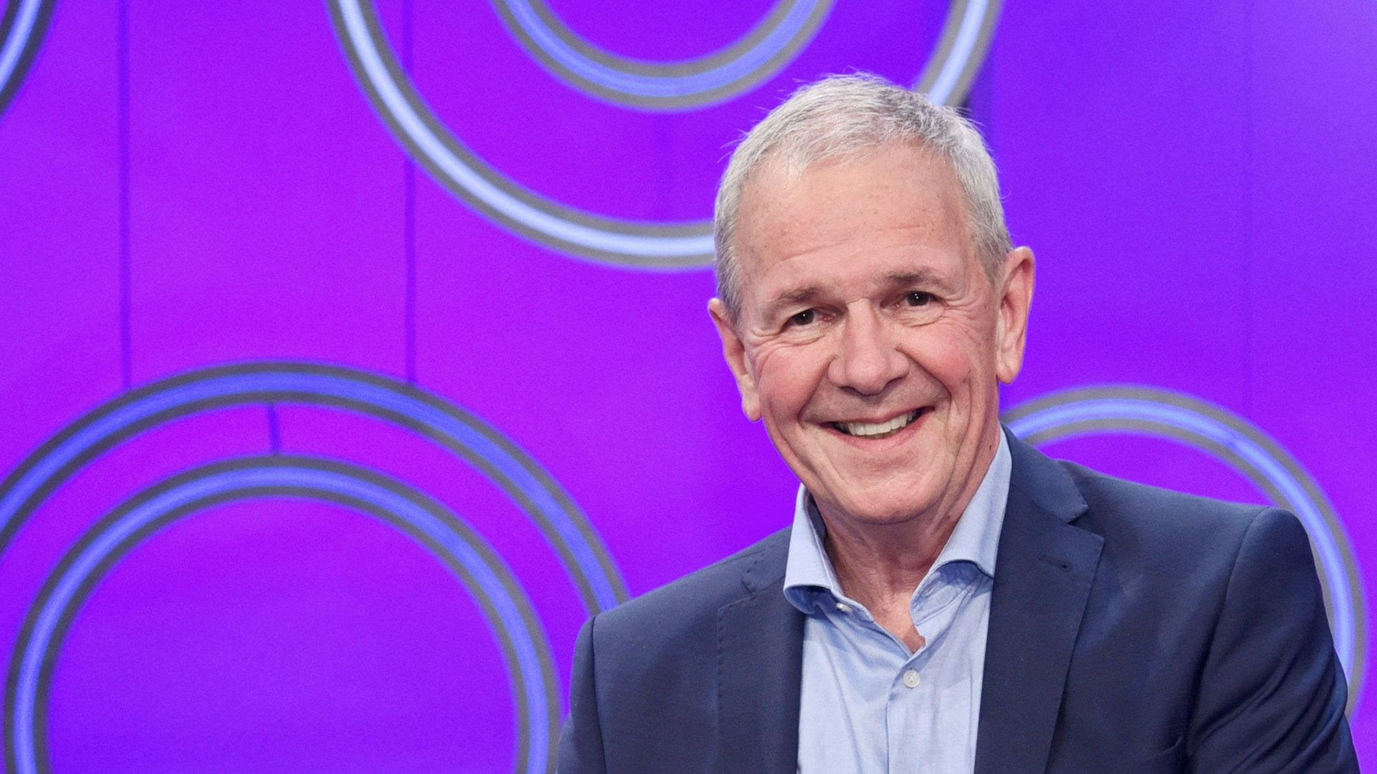 Der Moderator Fritz Egner steht bei einem Fototermin zur ARD-Vorabendshow „Dingsda“ im Studio.