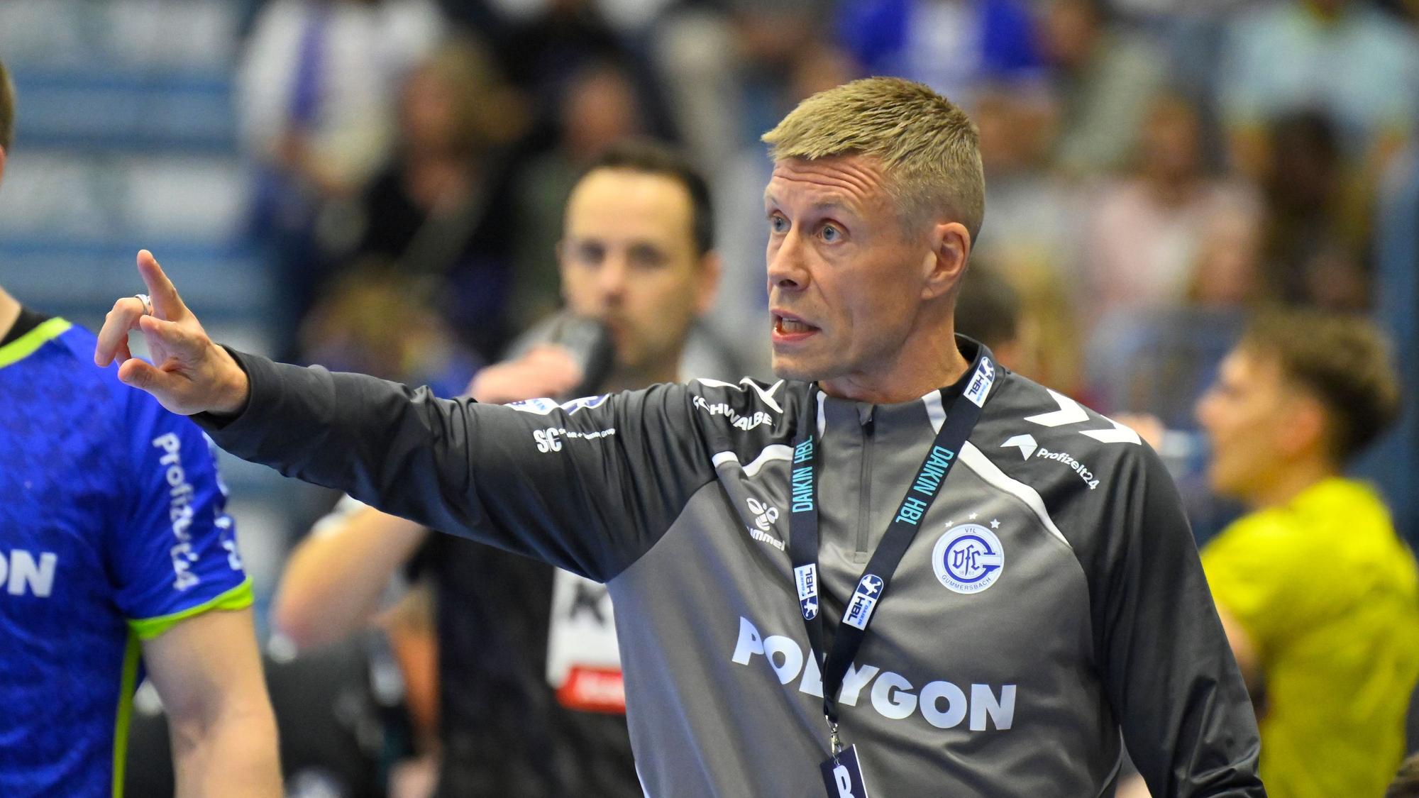 VfL-Trainer Gudjon Valur Sigurdsson.
